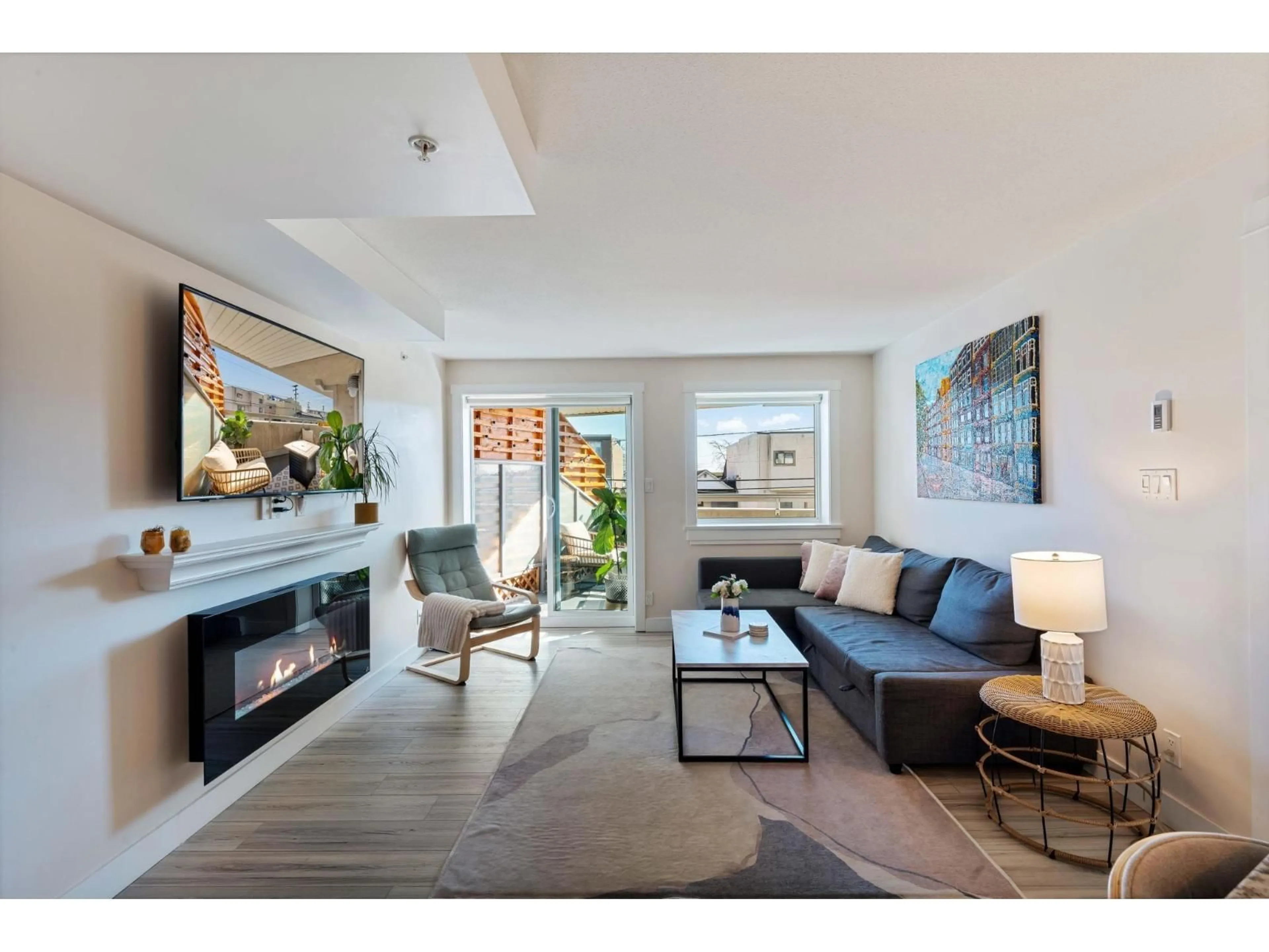 Living room with furniture, unknown for 202 - 14955 VICTORIA AVENUE, White Rock British Columbia V4B1G2