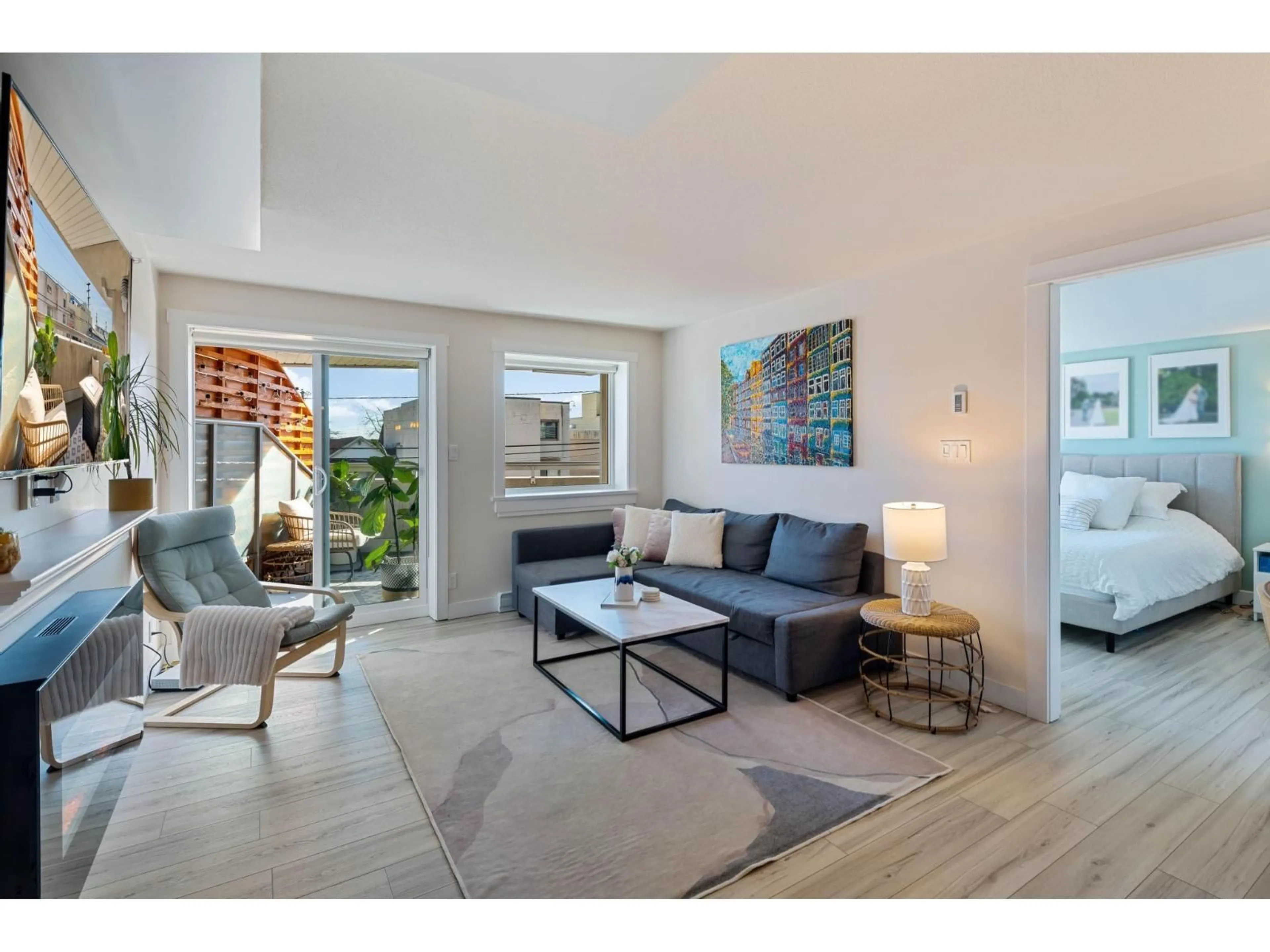 Living room with furniture, unknown for 202 - 14955 VICTORIA AVENUE, White Rock British Columbia V4B1G2