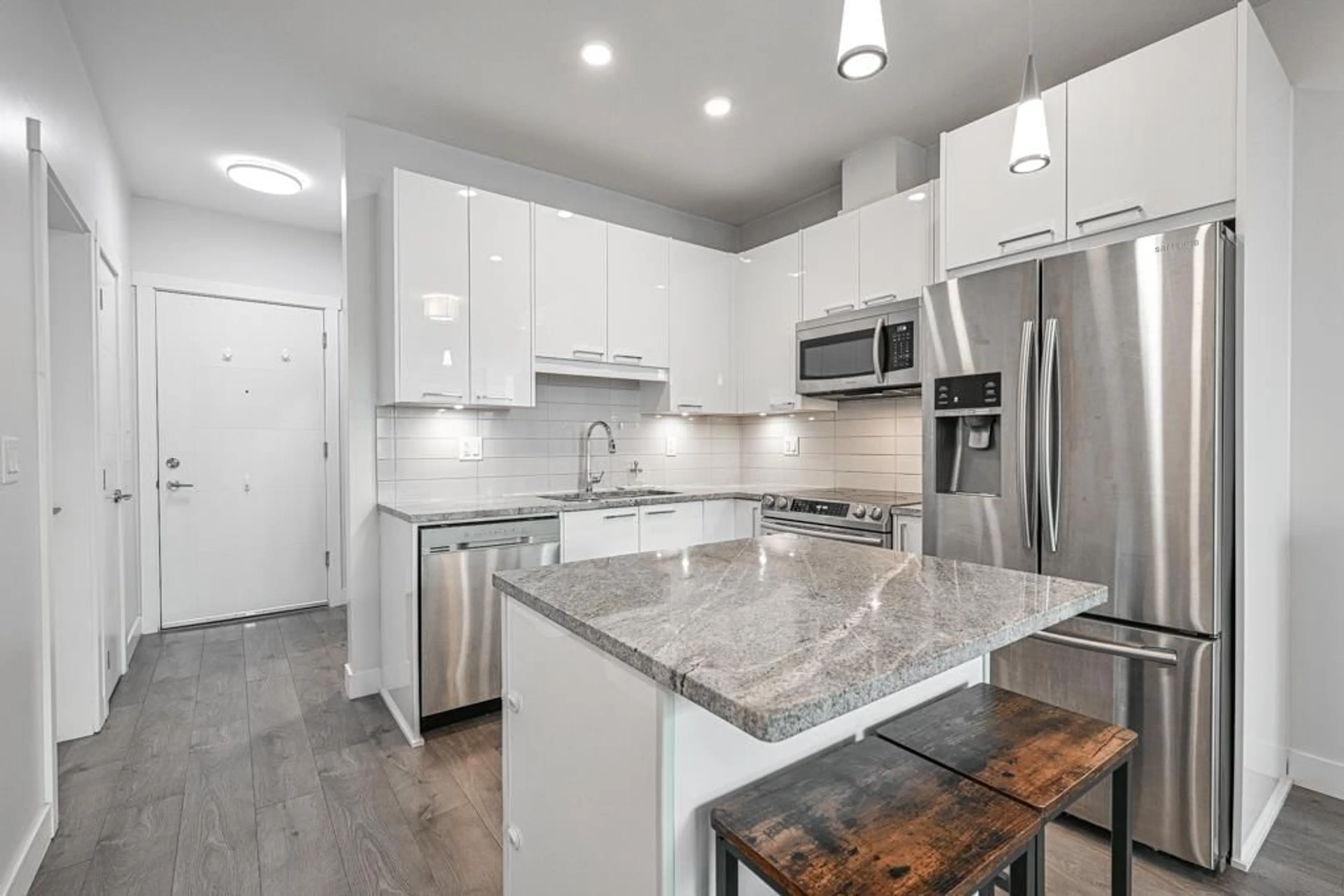 Open concept kitchen, ceramic/tile floor for 503 - 20696 EASTLEIGH CRESCENT, Langley British Columbia V3A0M3