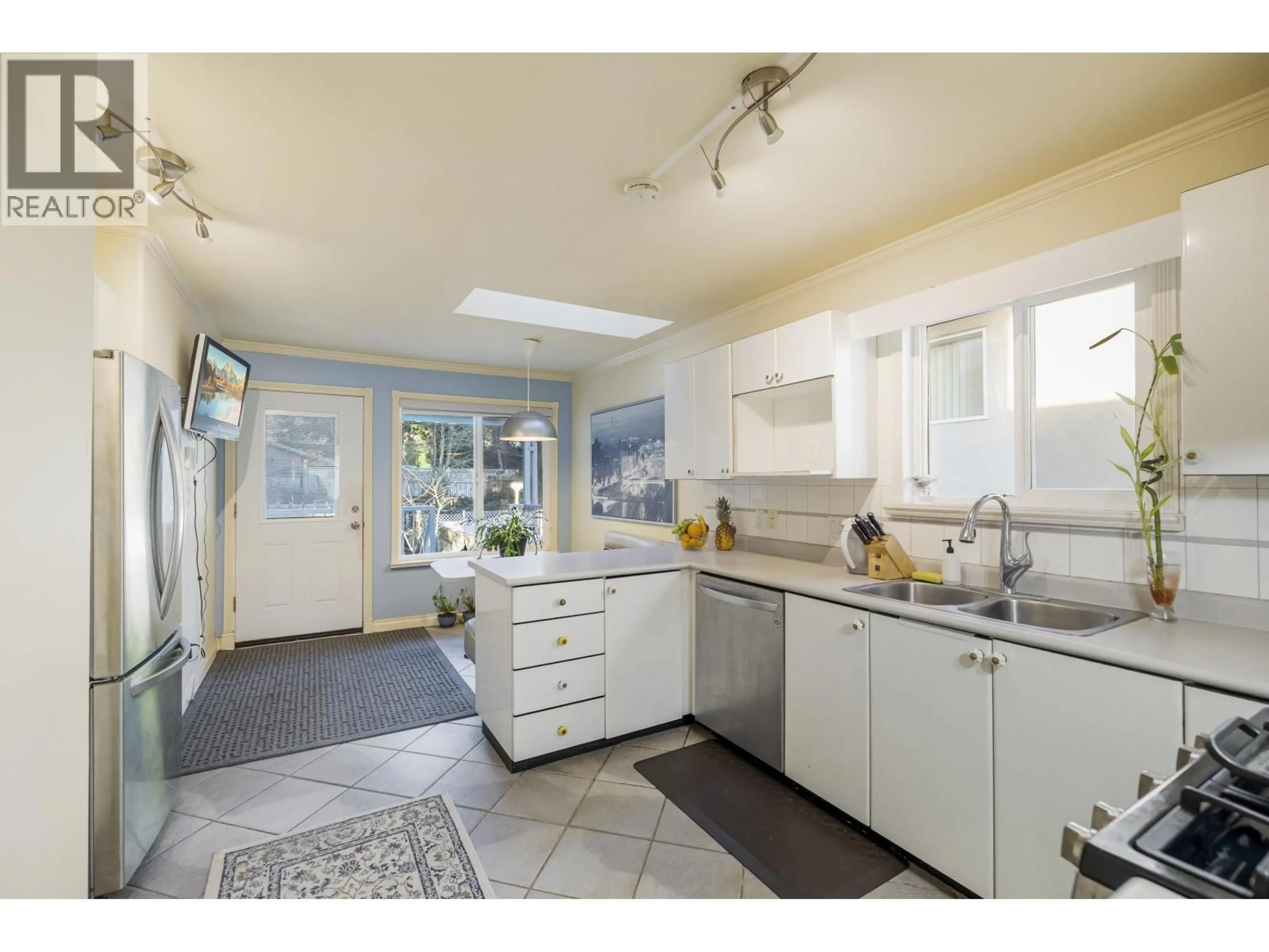 Open concept kitchen, ceramic/tile floor for 538 25TH STREET, North Vancouver British Columbia V7N2G3