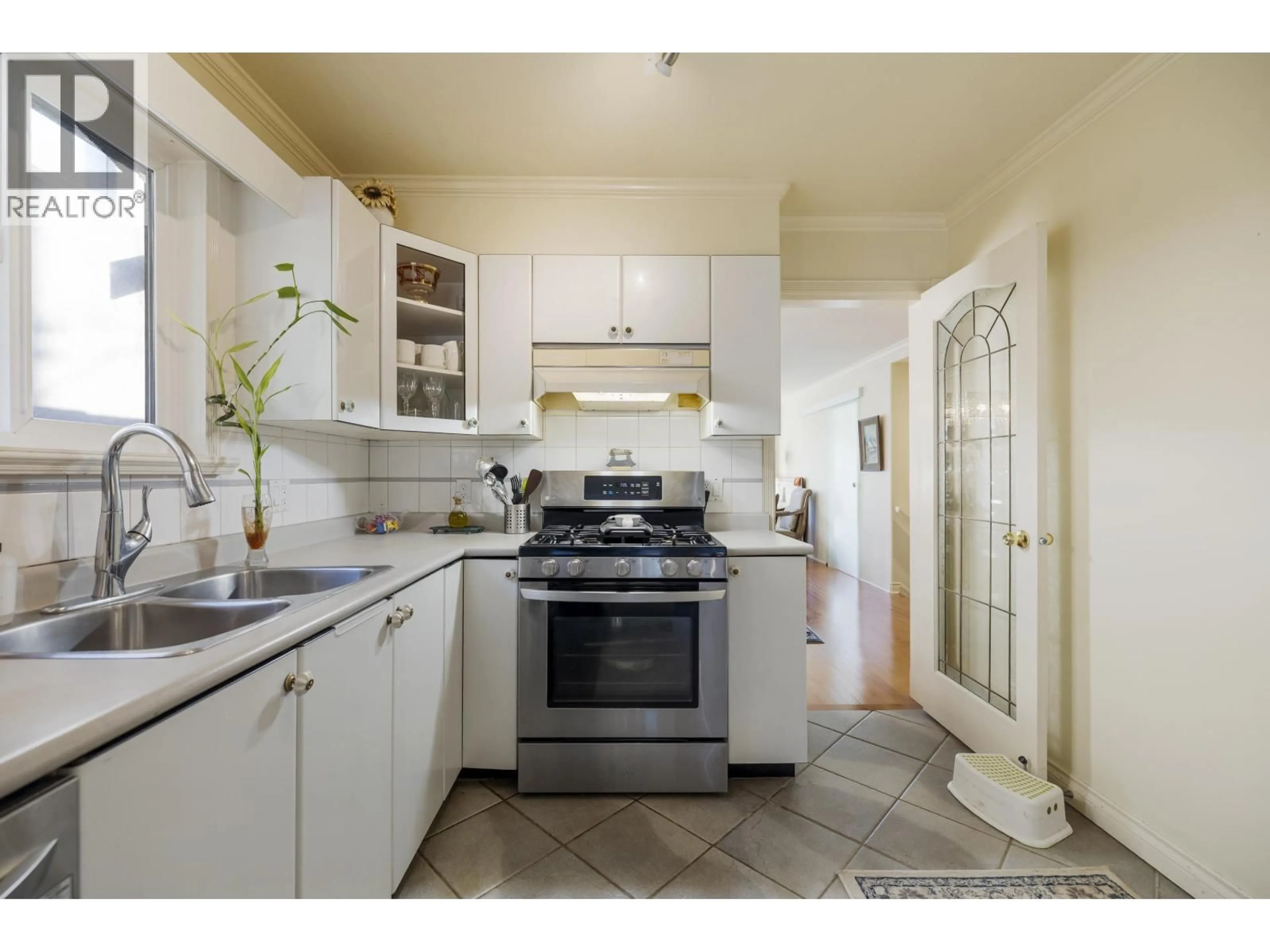 Standard kitchen, ceramic/tile floor for 538 25TH STREET, North Vancouver British Columbia V7N2G3