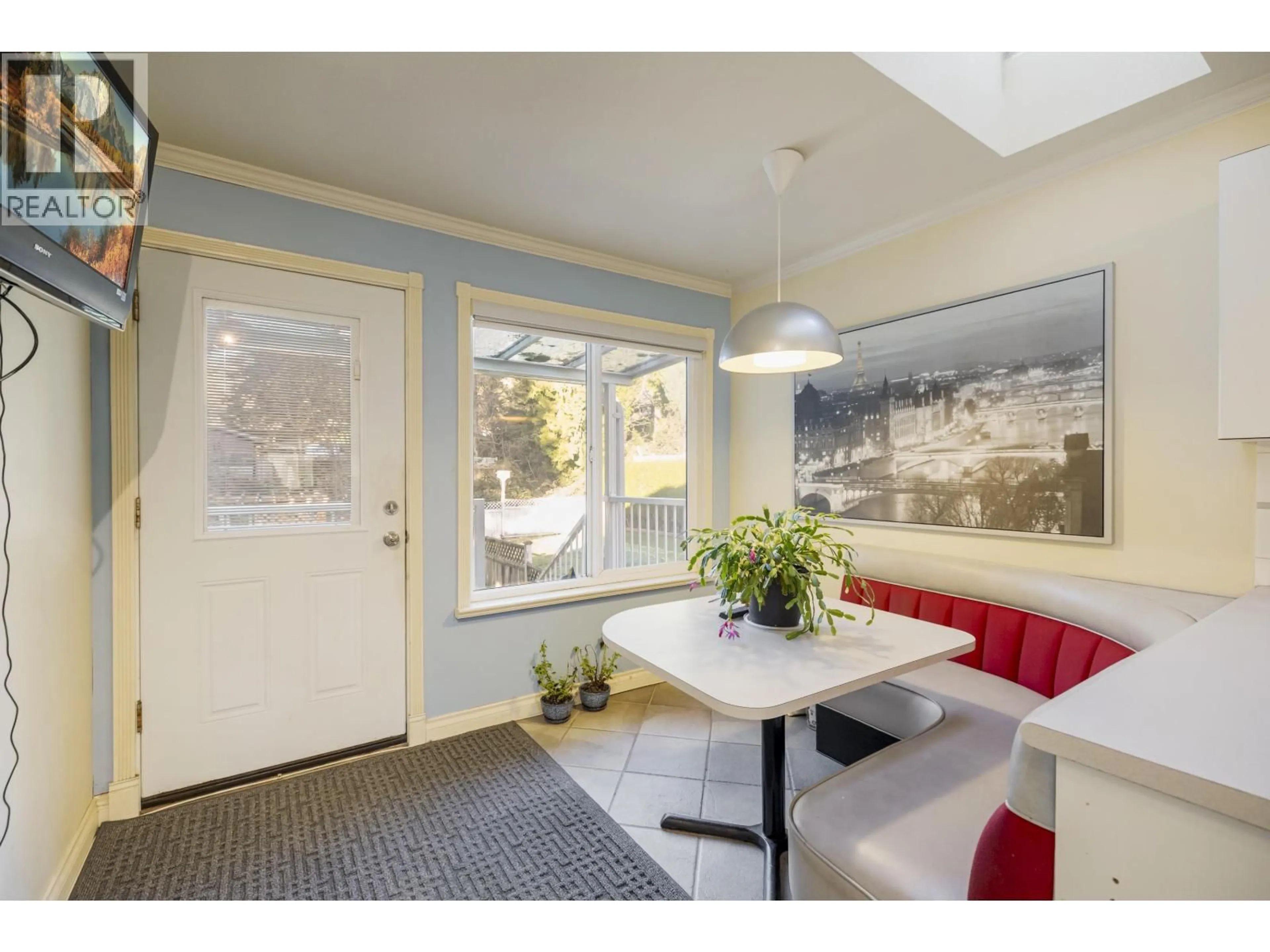 Indoor entryway for 538 25TH STREET, North Vancouver British Columbia V7N2G3