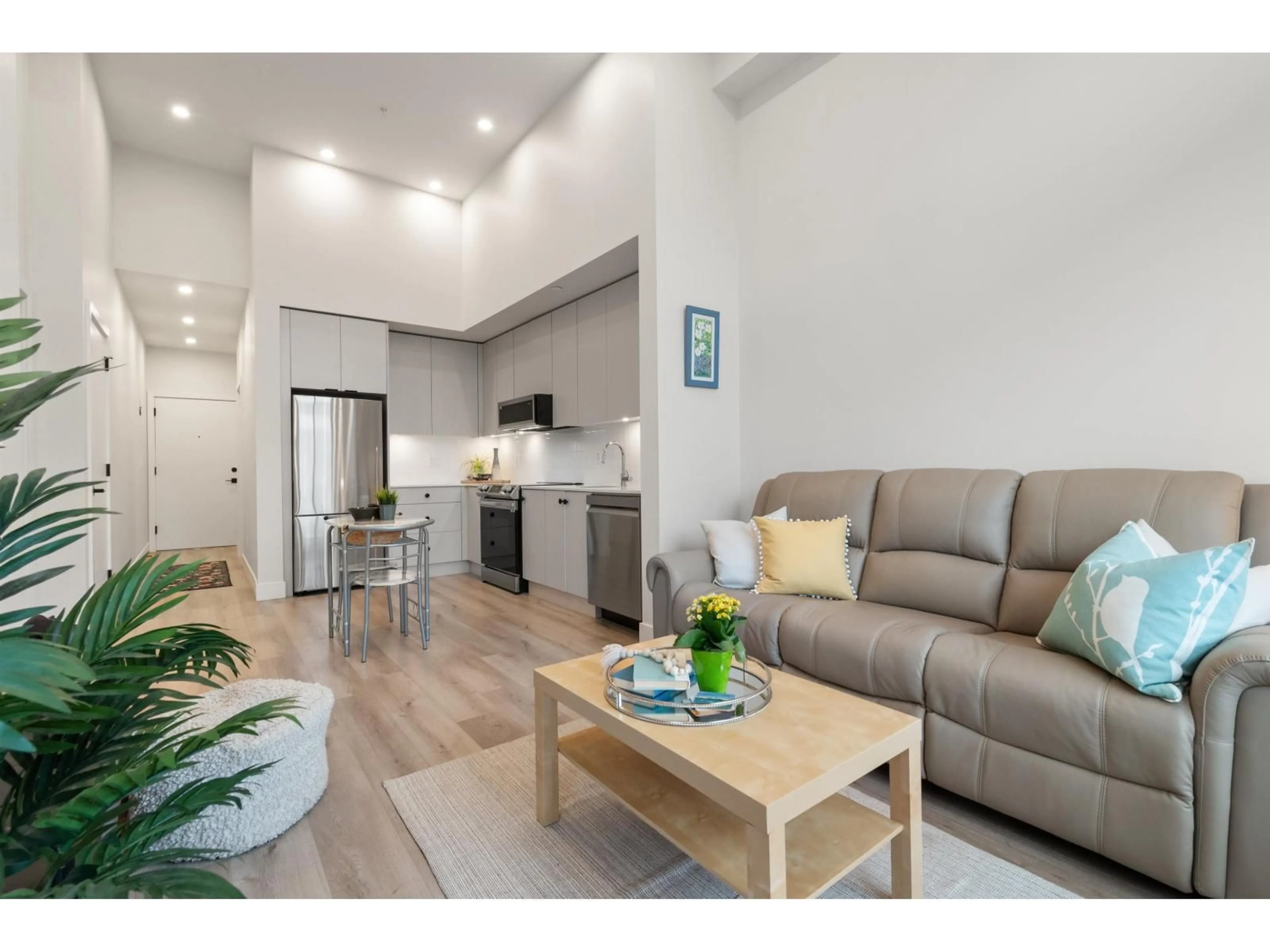 Living room with furniture, wood/laminate floor for 612 - 45505 CAMPUS DRIVE, Chilliwack British Columbia V2R6L2