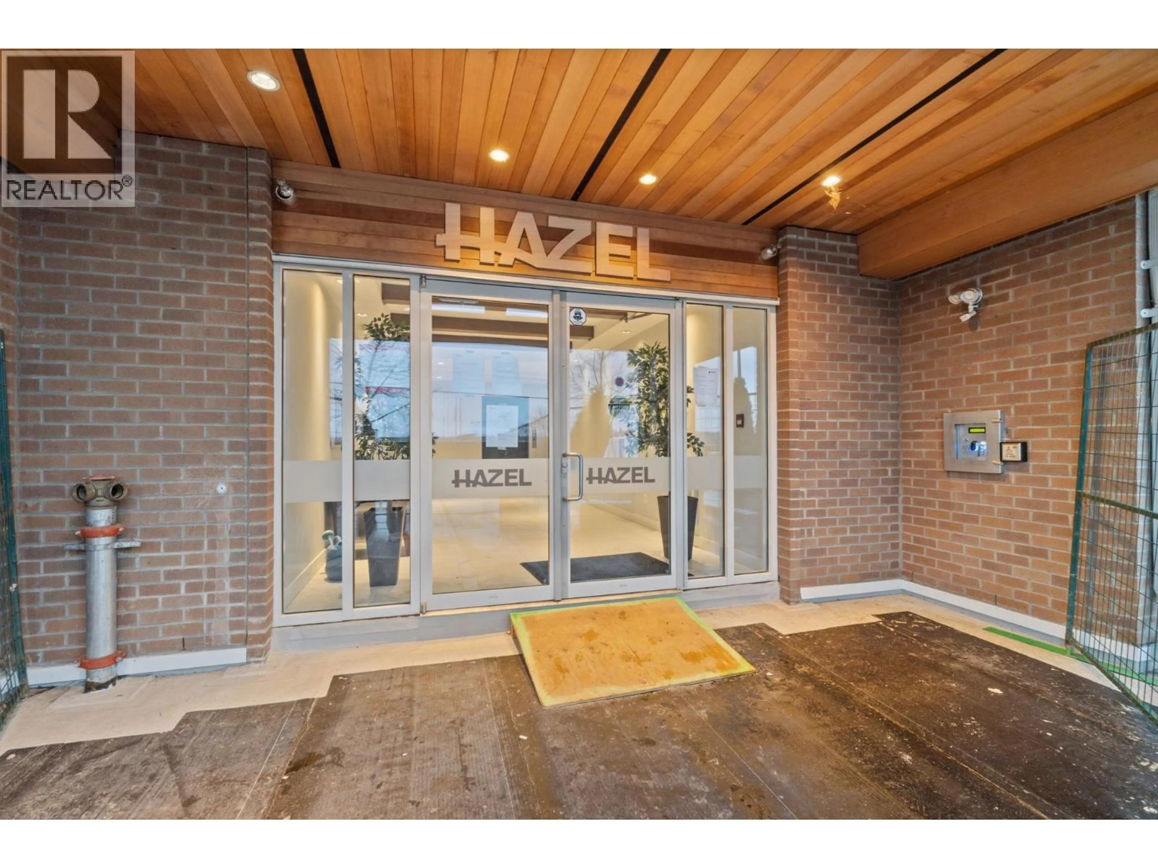 Indoor foyer for 208 - 827 RODERICK AVENUE, Coquitlam British Columbia V3K0E3