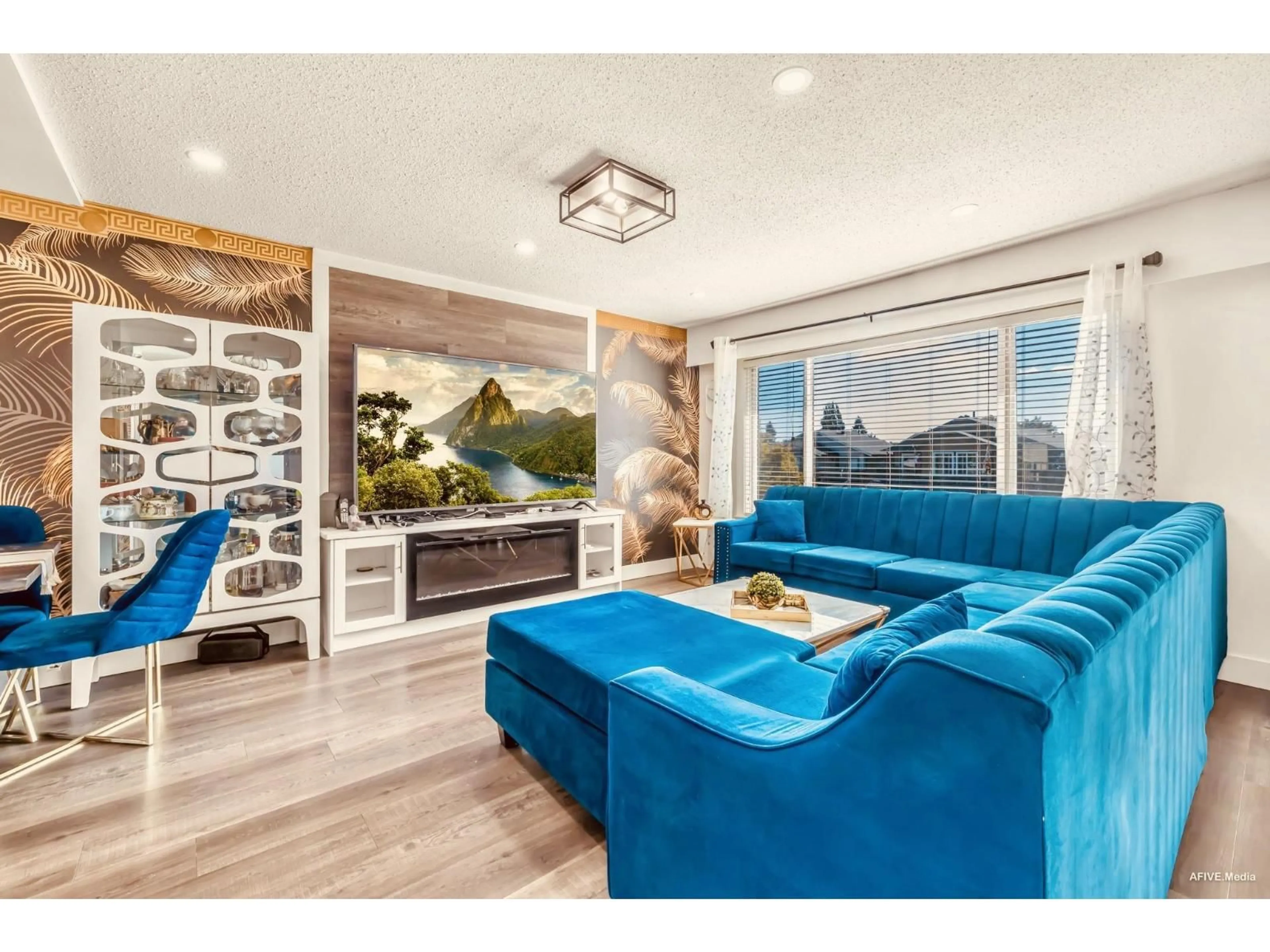 Living room with furniture, wood/laminate floor for 2521 WILDING CRESCENT, Langley British Columbia V2Y1C8