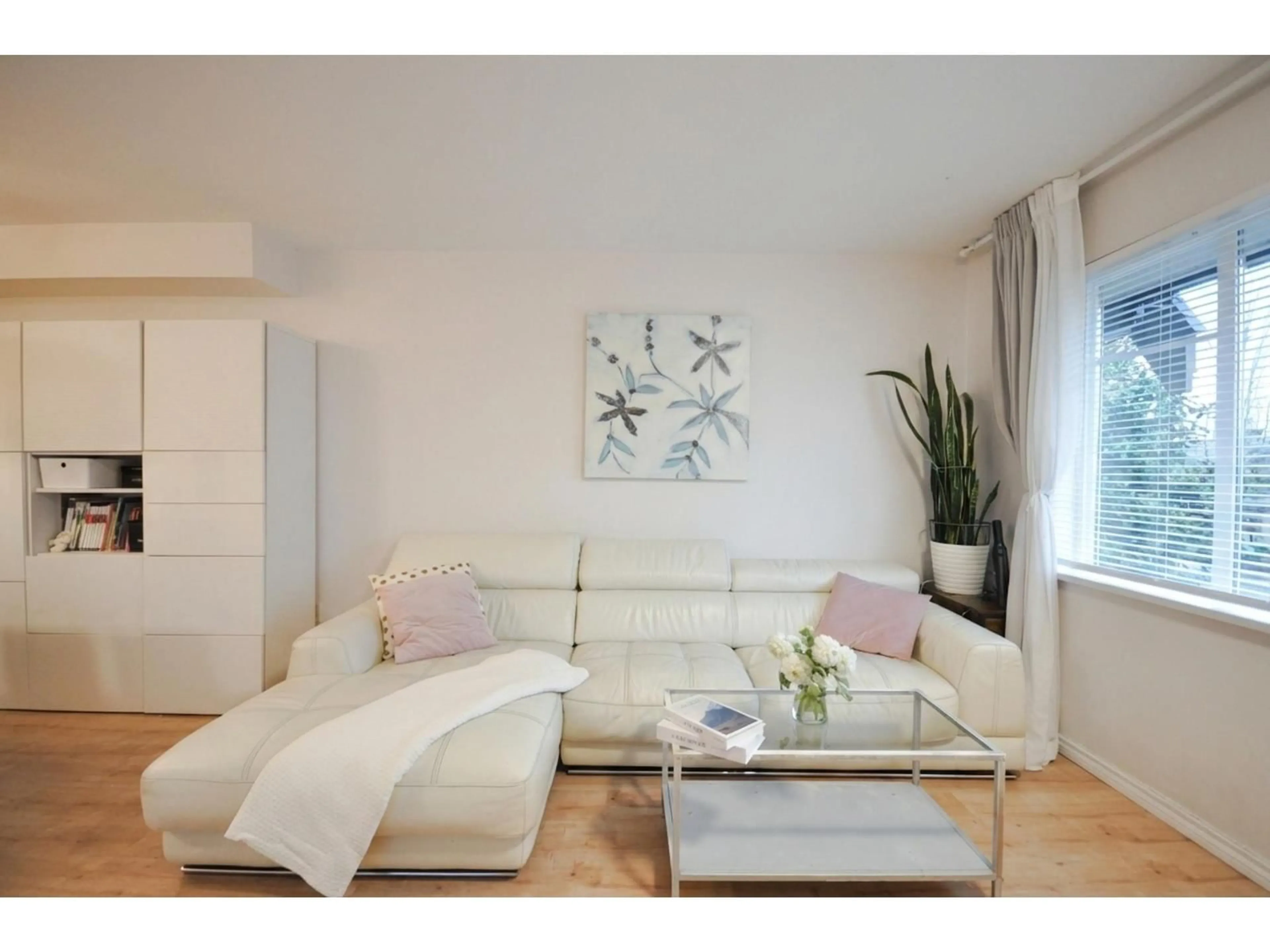 Living room with furniture, wood/laminate floor for 11 - 15871 85 AVENUE, Surrey British Columbia V4N0Y9