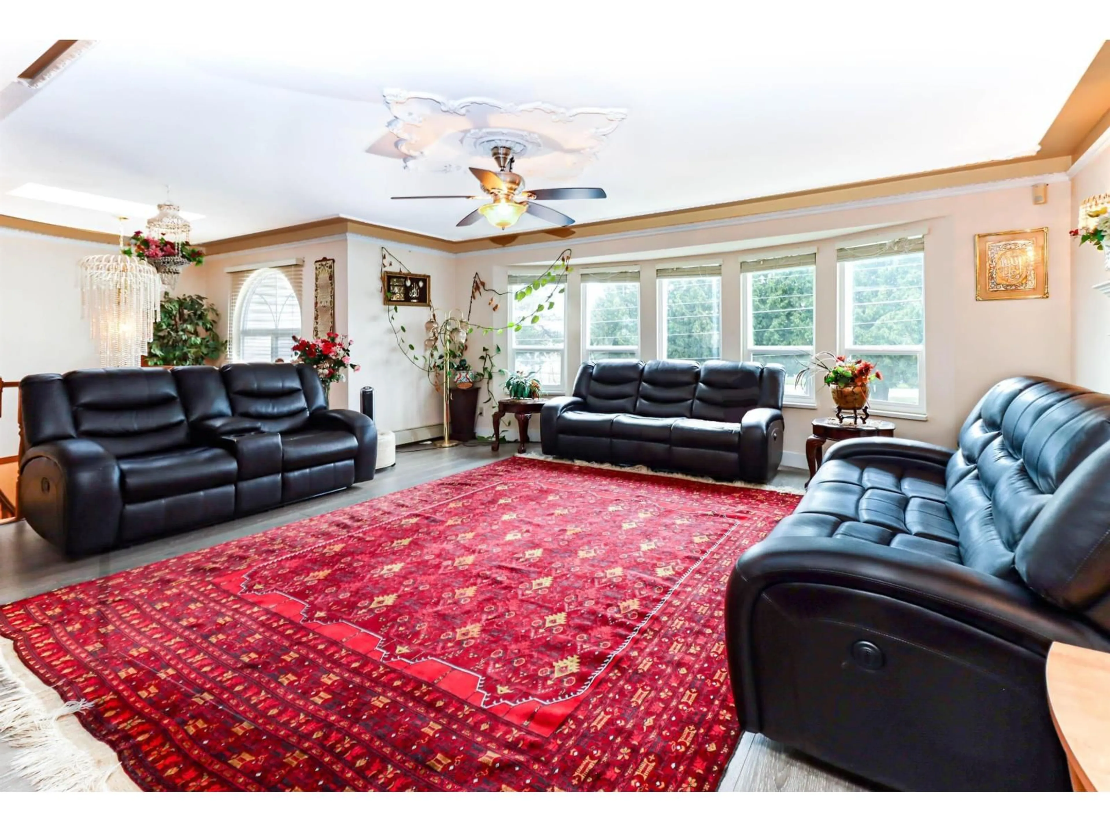 Living room with furniture, carpet floor for 7176 124 STREET, Surrey British Columbia V3W3W8