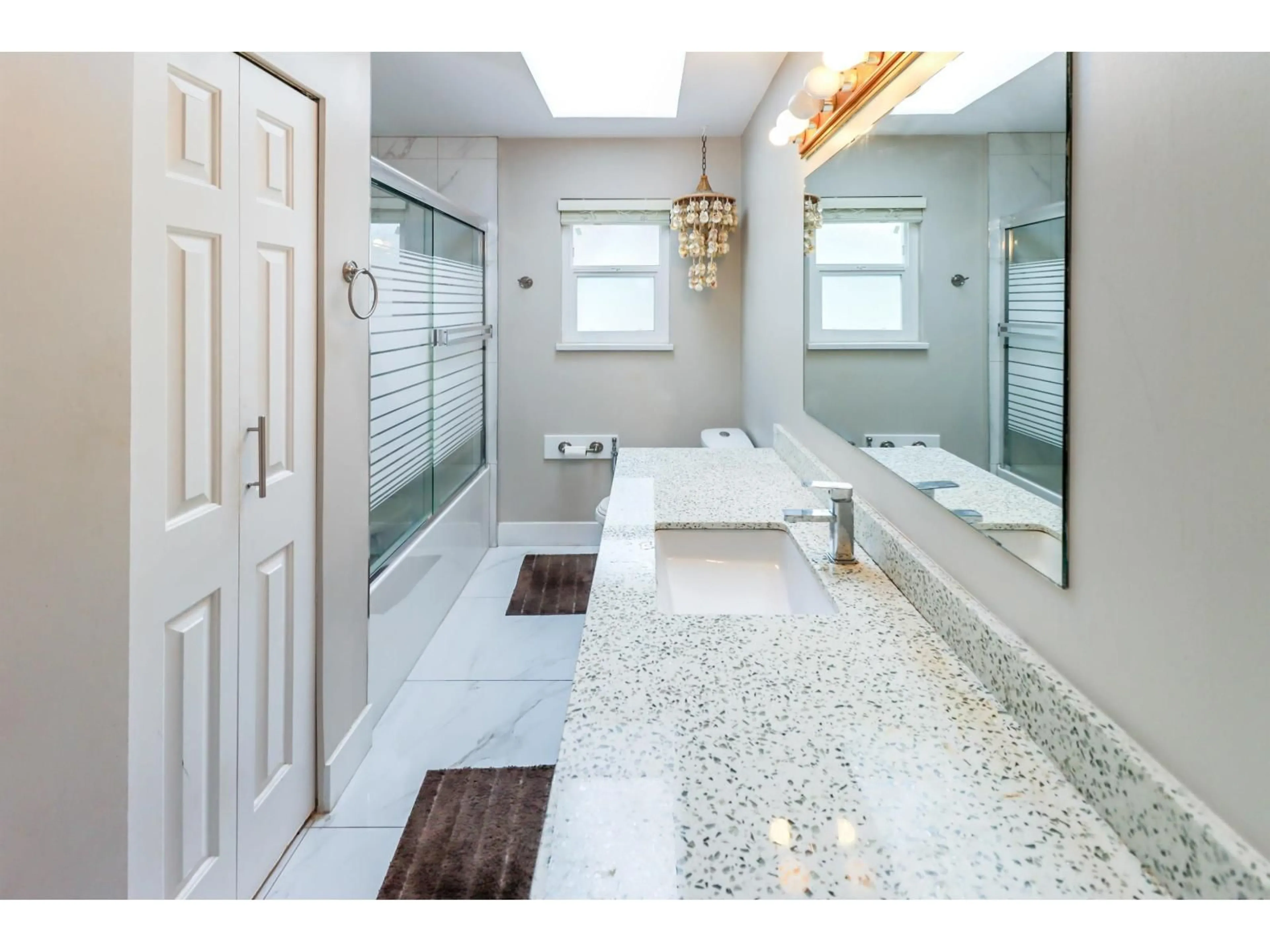 Contemporary bathroom, ceramic/tile floor for 7176 124 STREET, Surrey British Columbia V3W3W8