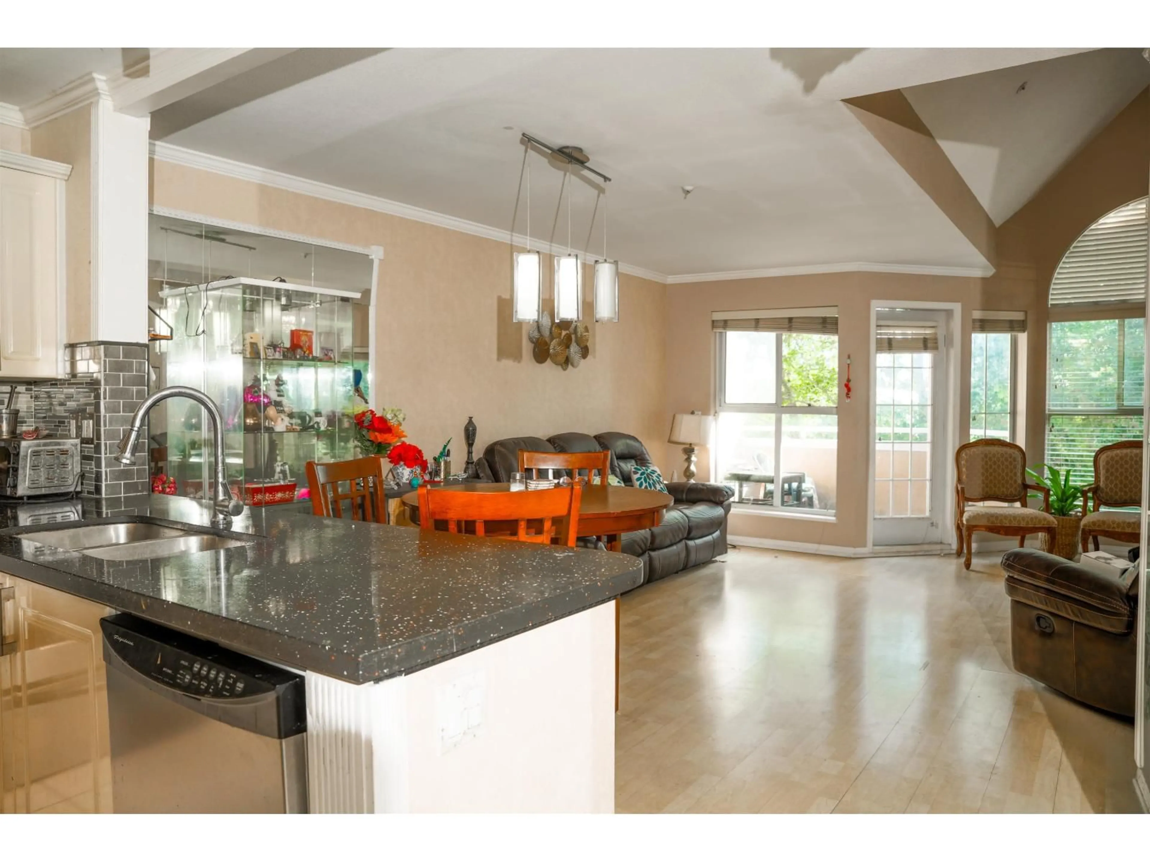 Open concept kitchen, ceramic/tile floor for 410 - 7435 121A STREET, Surrey British Columbia V3W0W8