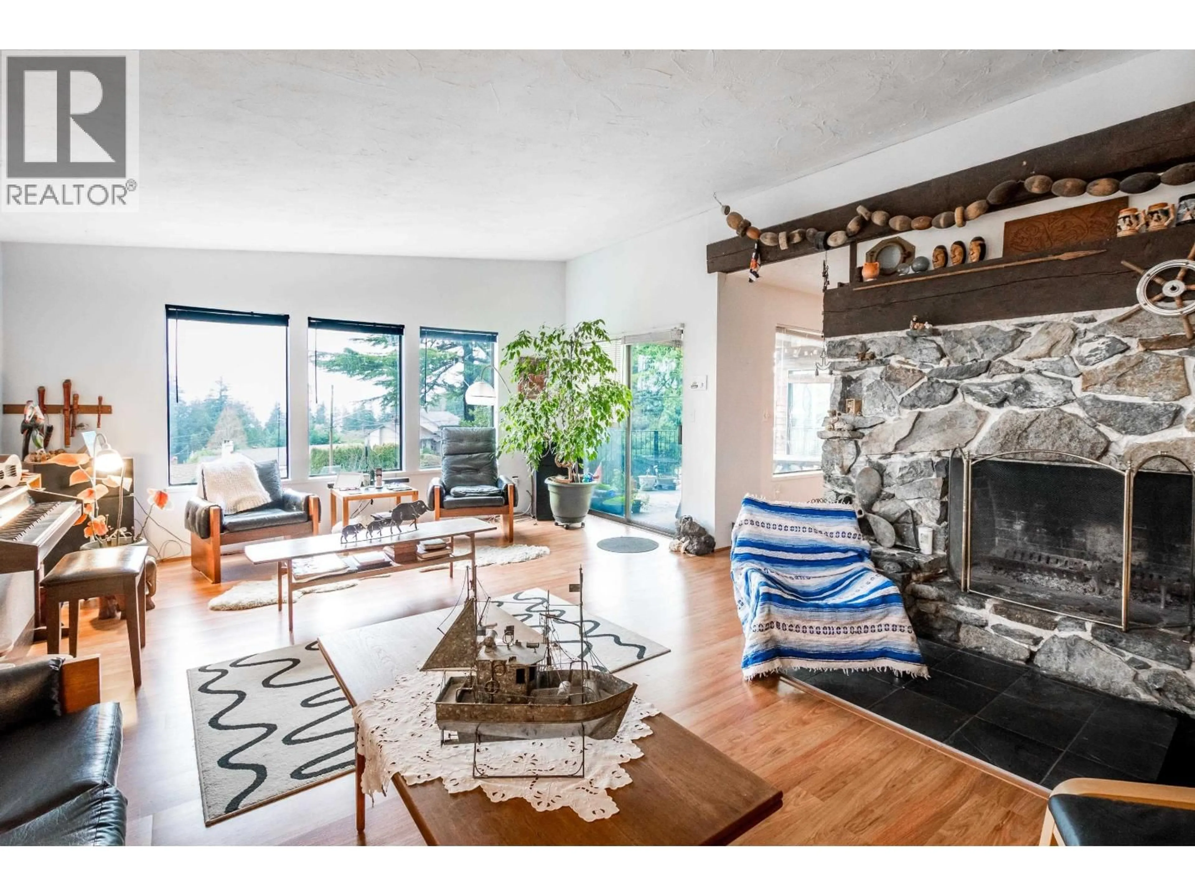 Living room with furniture, unknown for 4908 LAUREL AVENUE, Sechelt British Columbia V7Z0B7