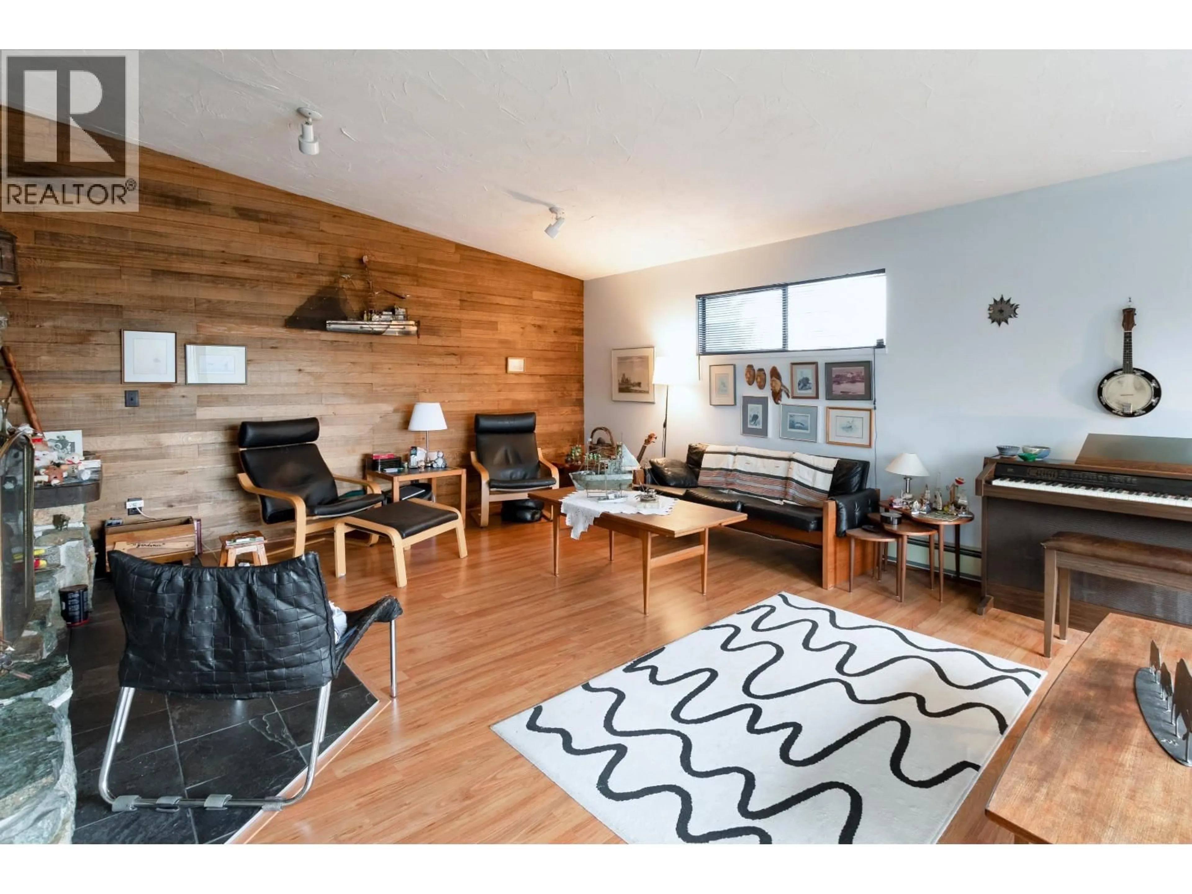Living room with furniture, wood/laminate floor for 4908 LAUREL AVENUE, Sechelt British Columbia V7Z0B7