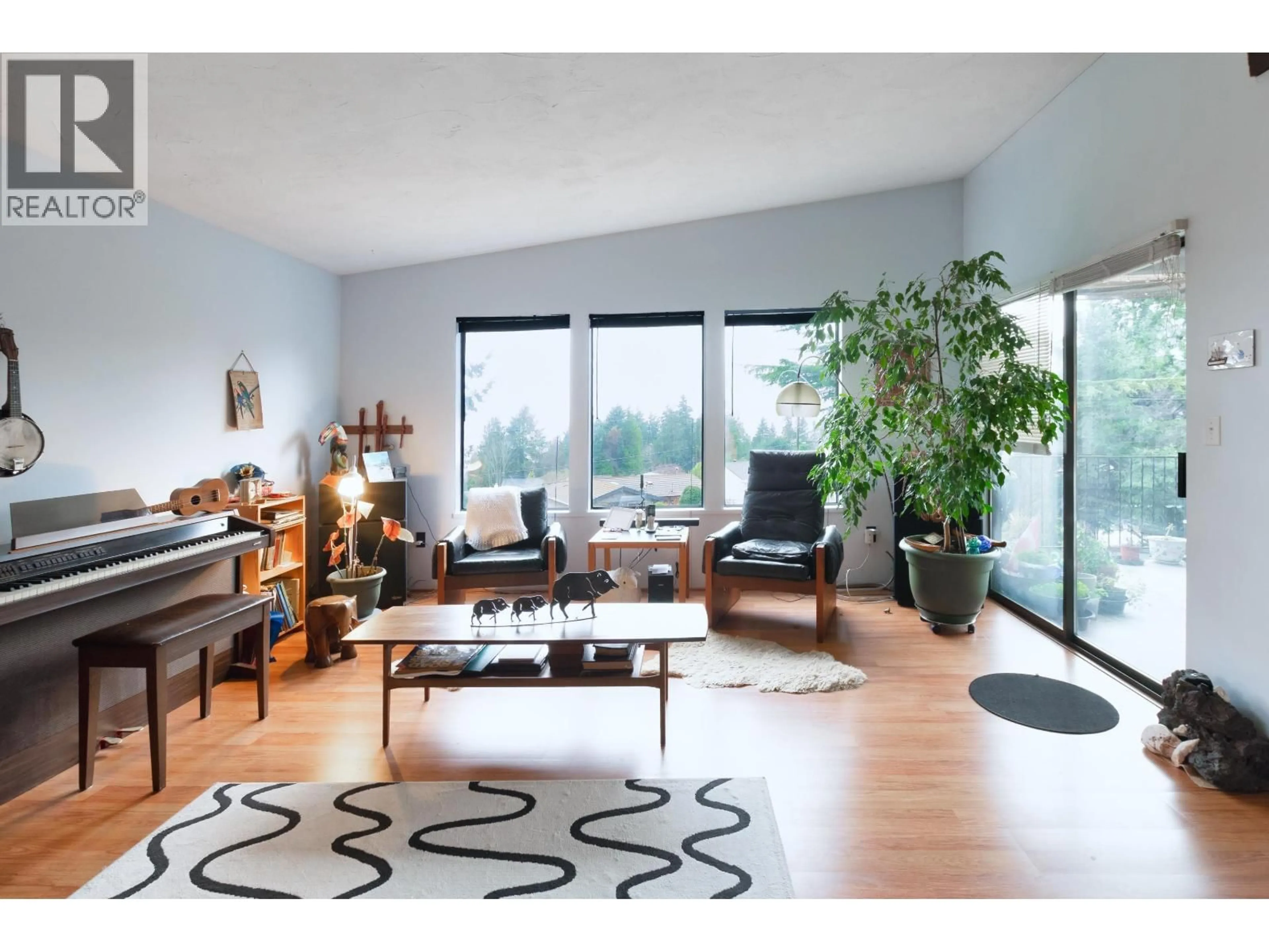 Living room with furniture, wood/laminate floor for 4908 LAUREL AVENUE, Sechelt British Columbia V7Z0B7