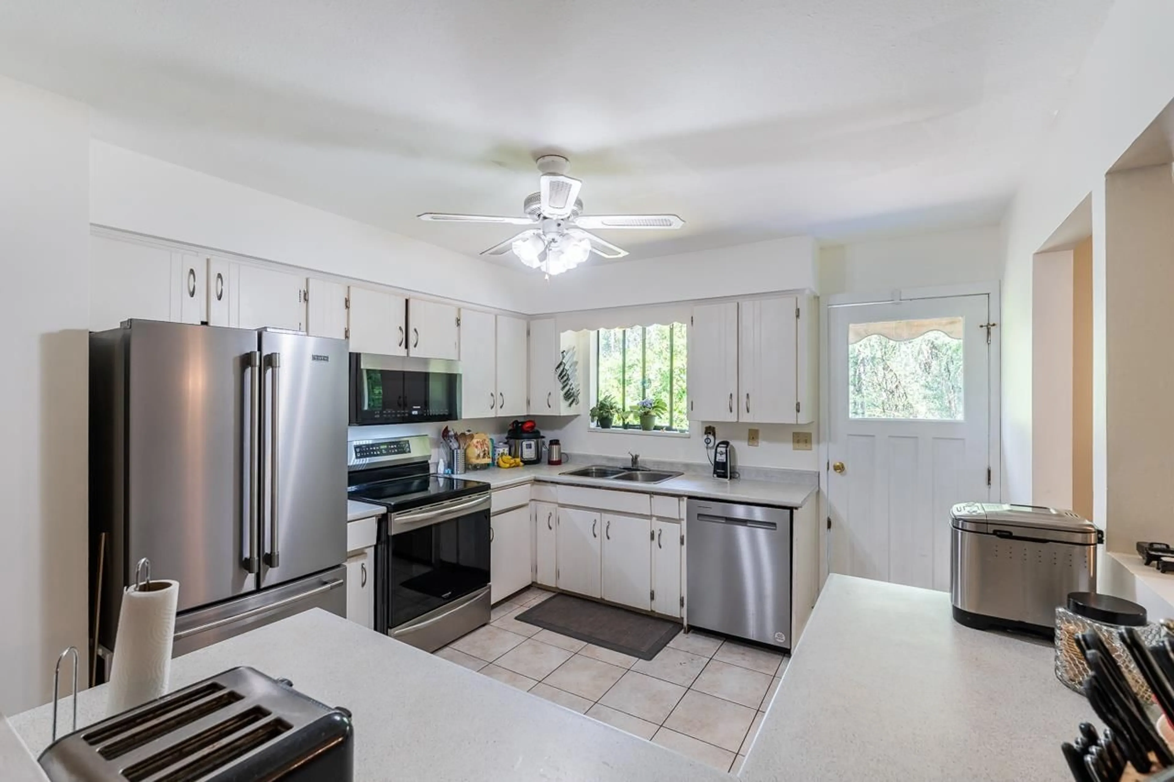 Open concept kitchen, ceramic/tile floor for 13575 CRESTVIEW DRIVE, Surrey British Columbia V3R6V6