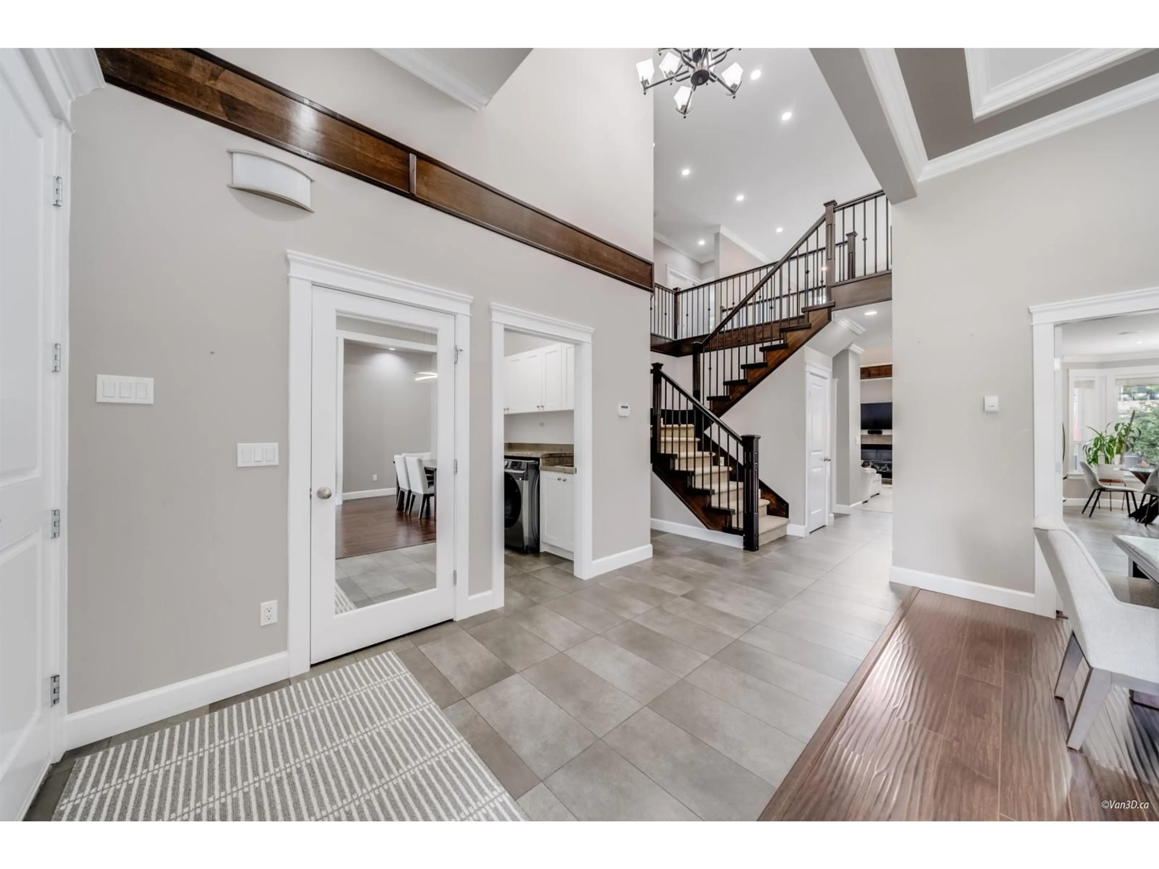 Indoor entryway for 15688 92 AVENUE, Surrey British Columbia V4N2X1