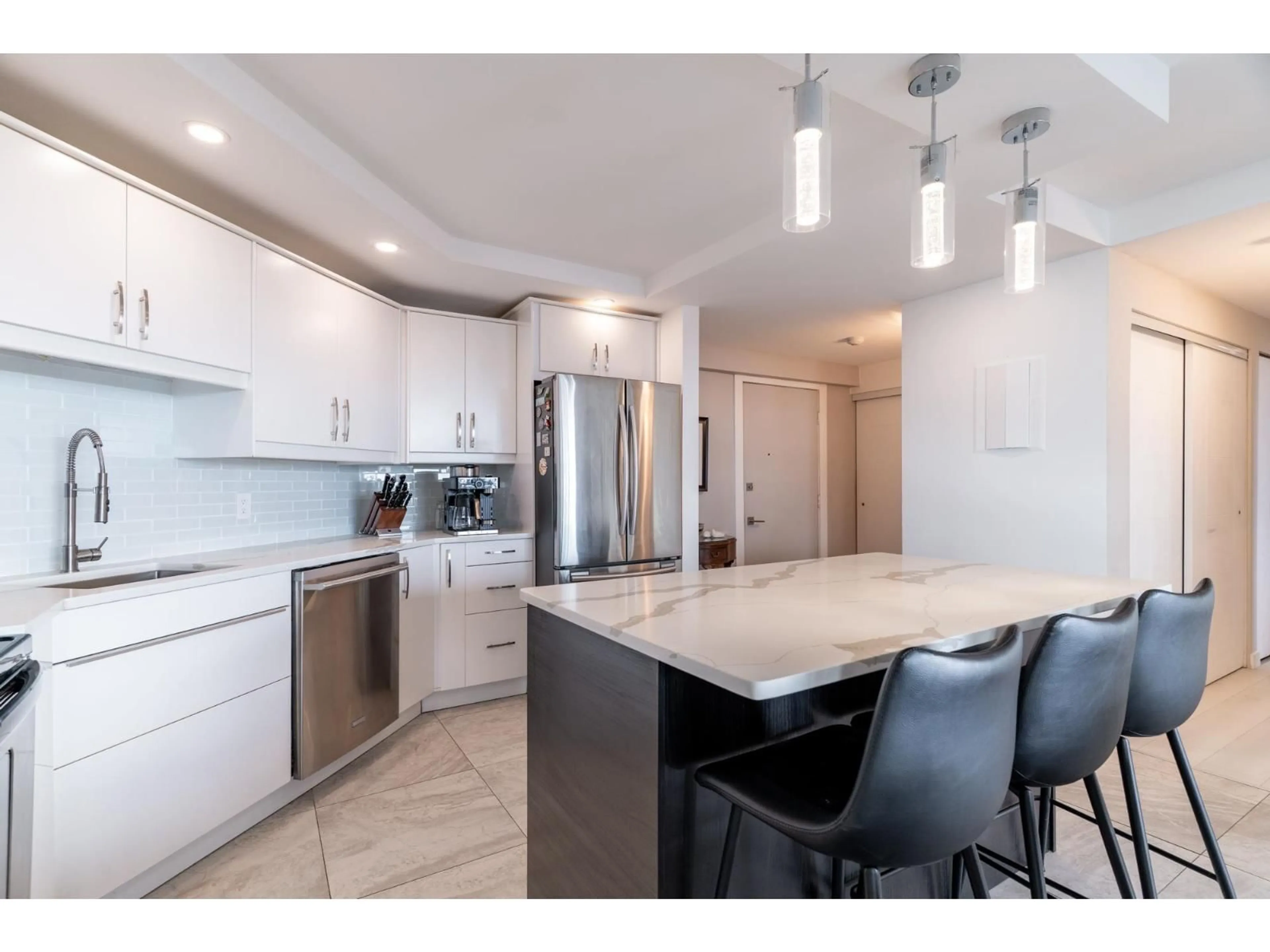 Open concept kitchen, ceramic/tile floor for 405 - 1480 FOSTER STREET, White Rock British Columbia V4B3X7