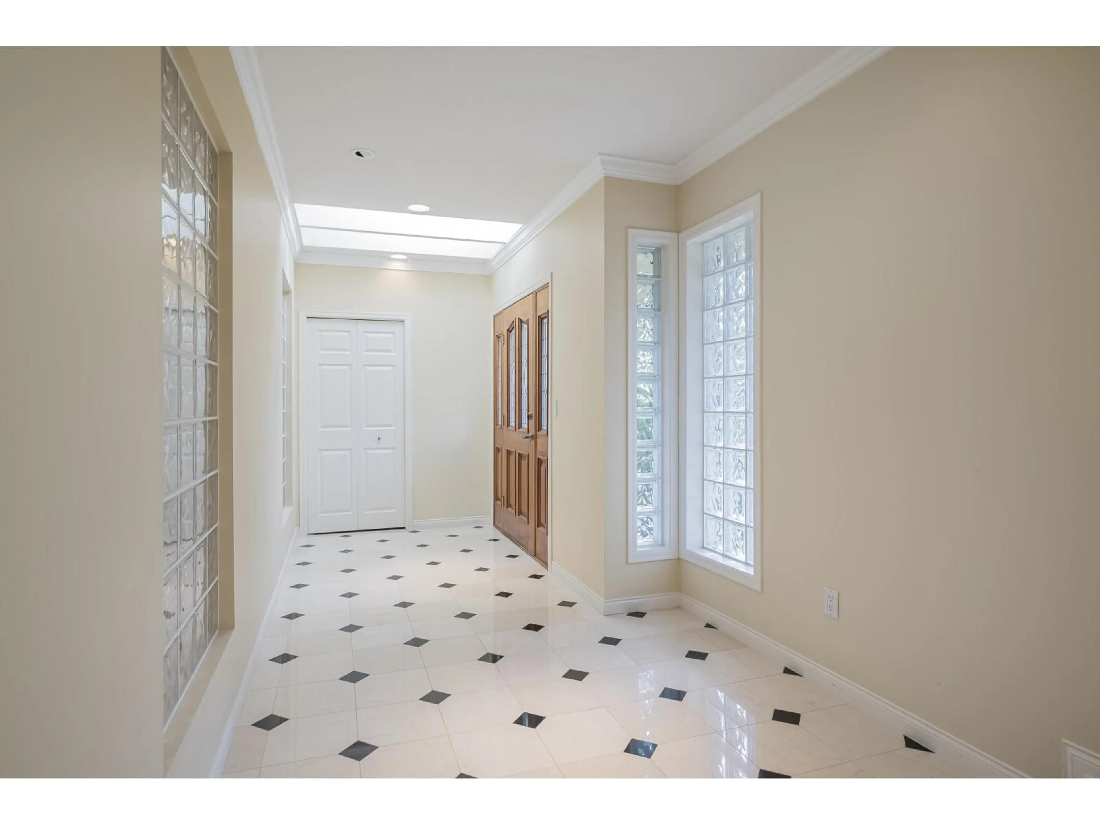 Indoor foyer for 17451 29 AVENUE, Surrey British Columbia V3Z0E7