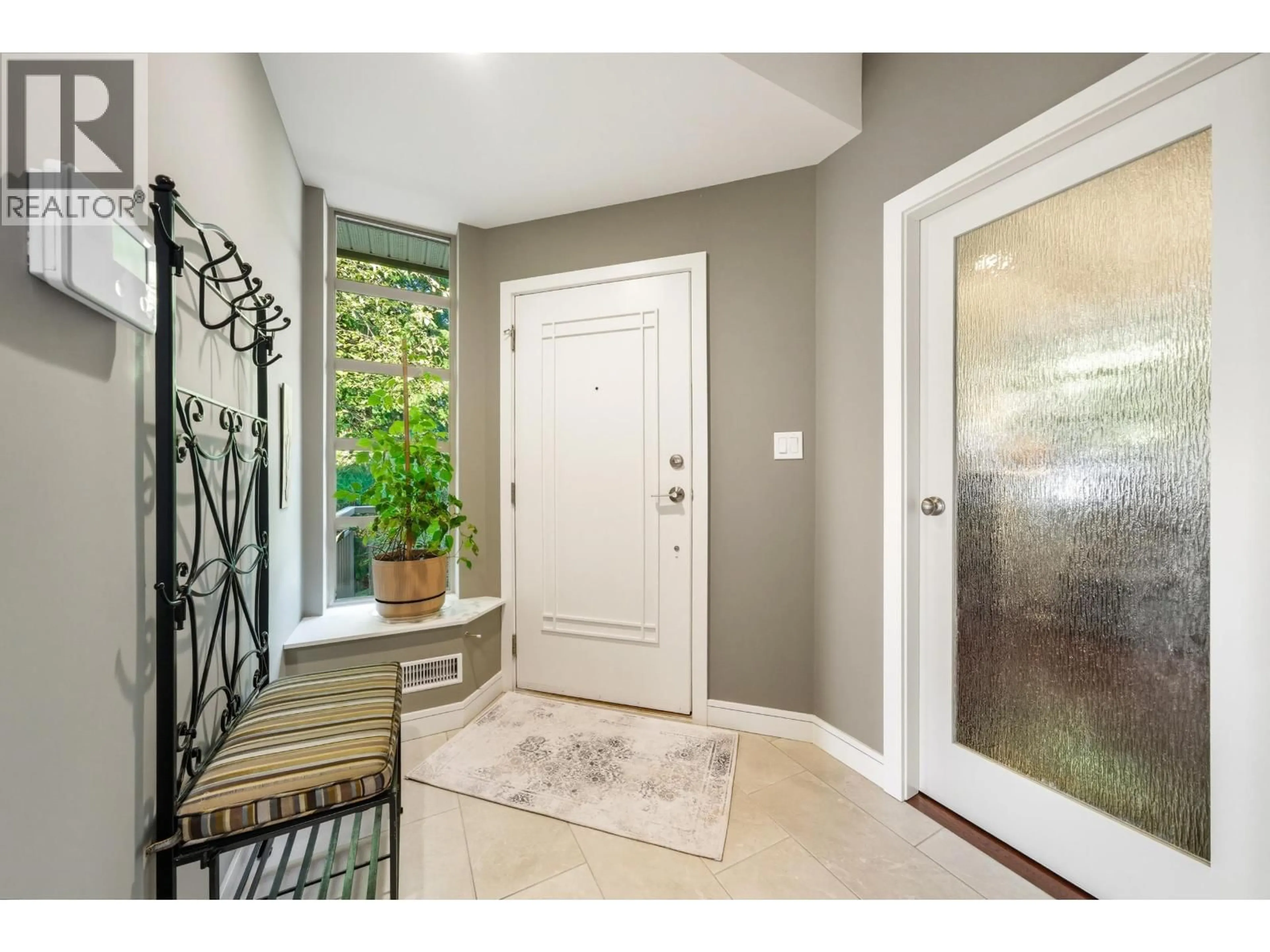 Indoor entryway for 8519 SEASCAPE DRIVE, West Vancouver British Columbia V7W3J7