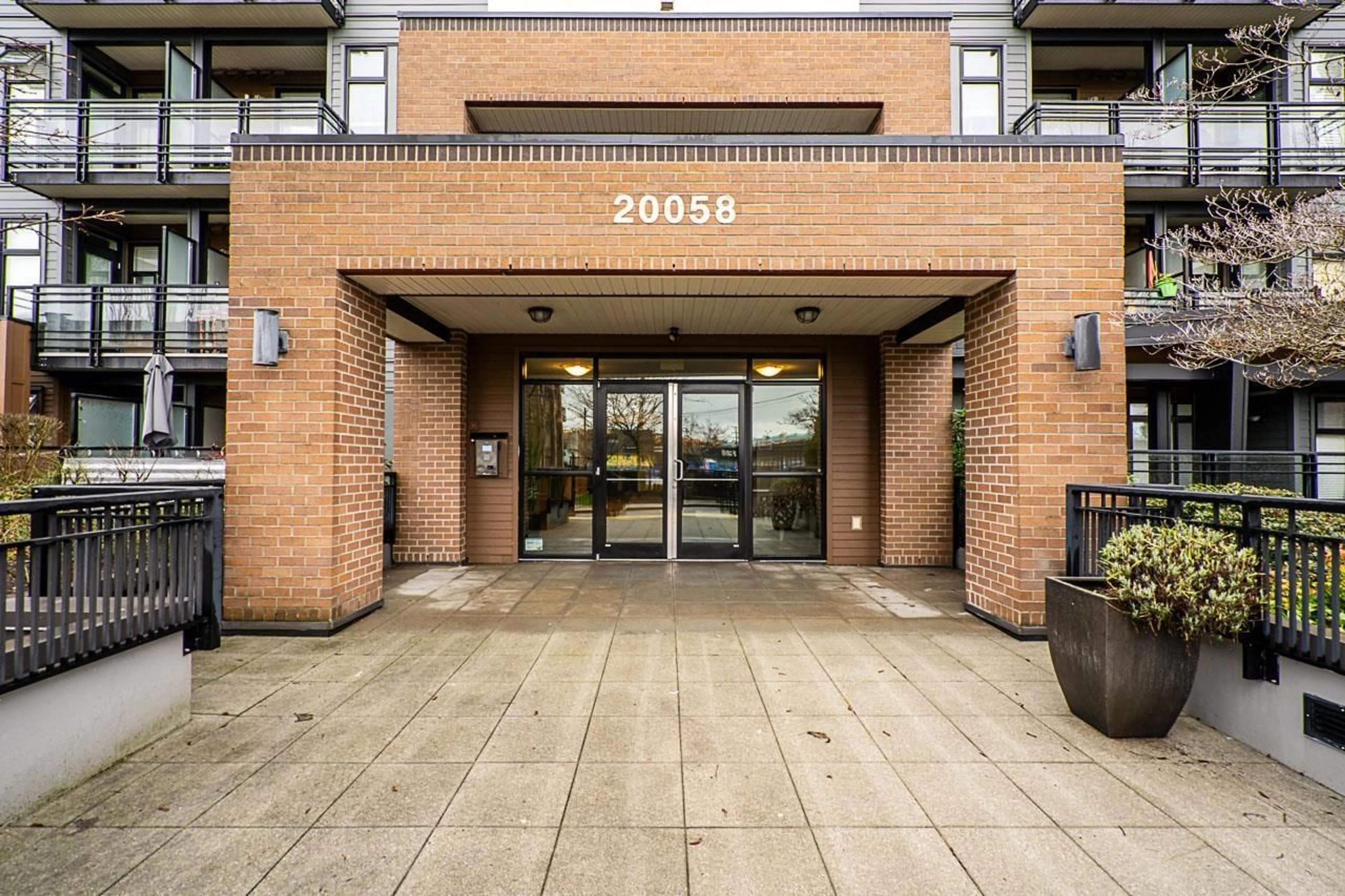 Indoor foyer for 103 - 20058 FRASER HIGHWAY, Langley British Columbia V3A0E5