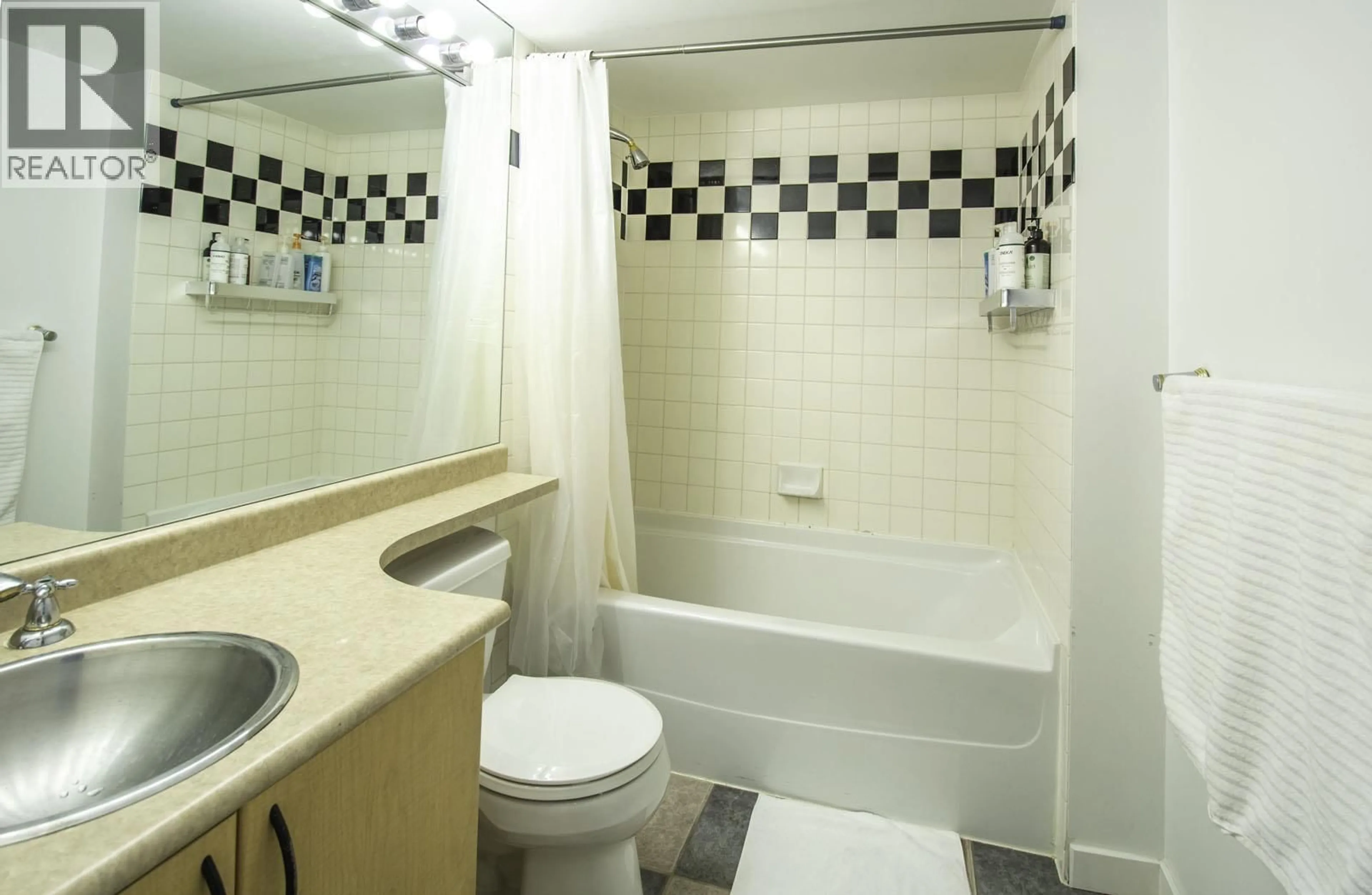 Standard bathroom, ceramic/tile floor for 2510 - 63 KEEFER PLACE, Vancouver British Columbia V6B6N6
