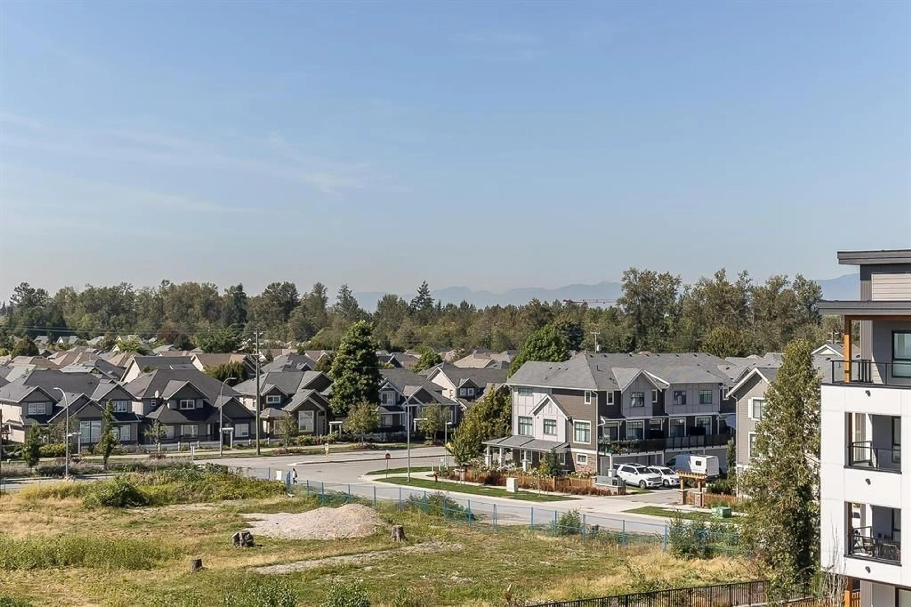 A pic from outside/outdoor area/front of a property/back of a property/a pic from drone, mountain view for 404 - 20286 72B AVENUE, Langley British Columbia V2Y3X4