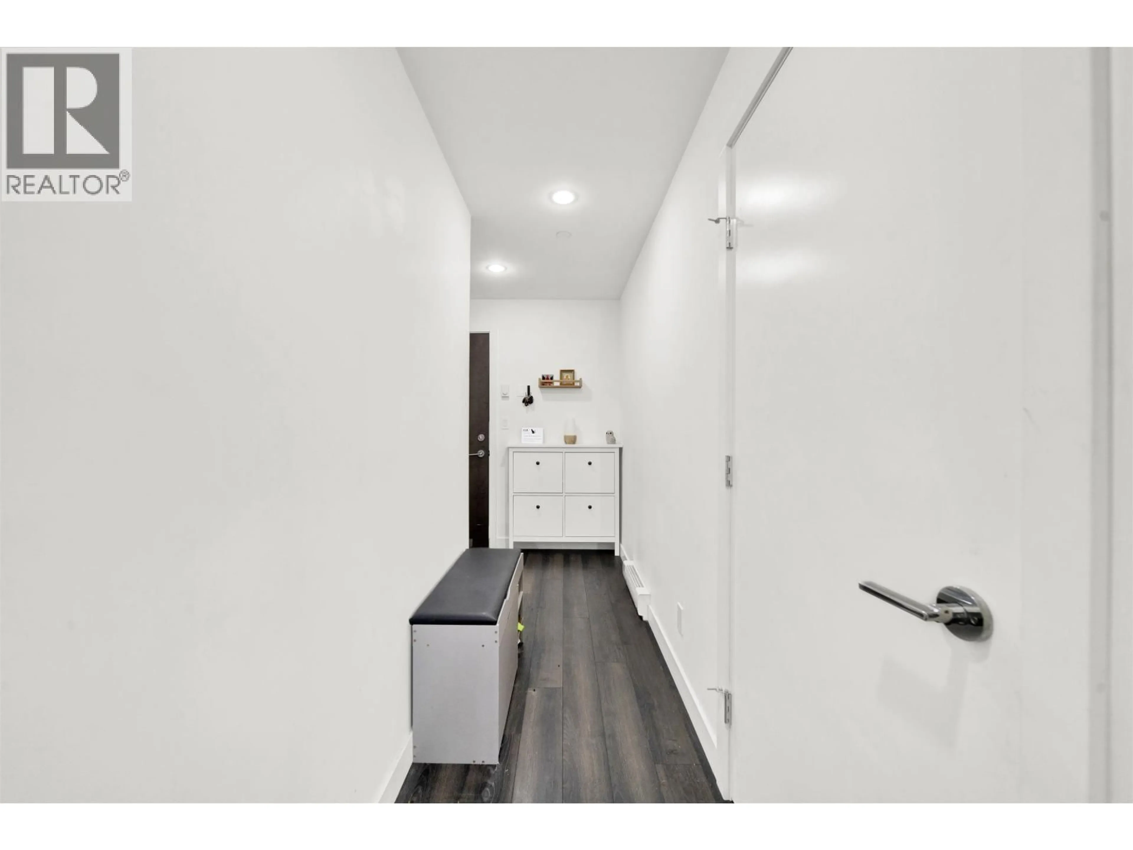 Indoor entryway for 307 - 200 NELSON'S CRESCENT, New Westminster British Columbia V3L0H4