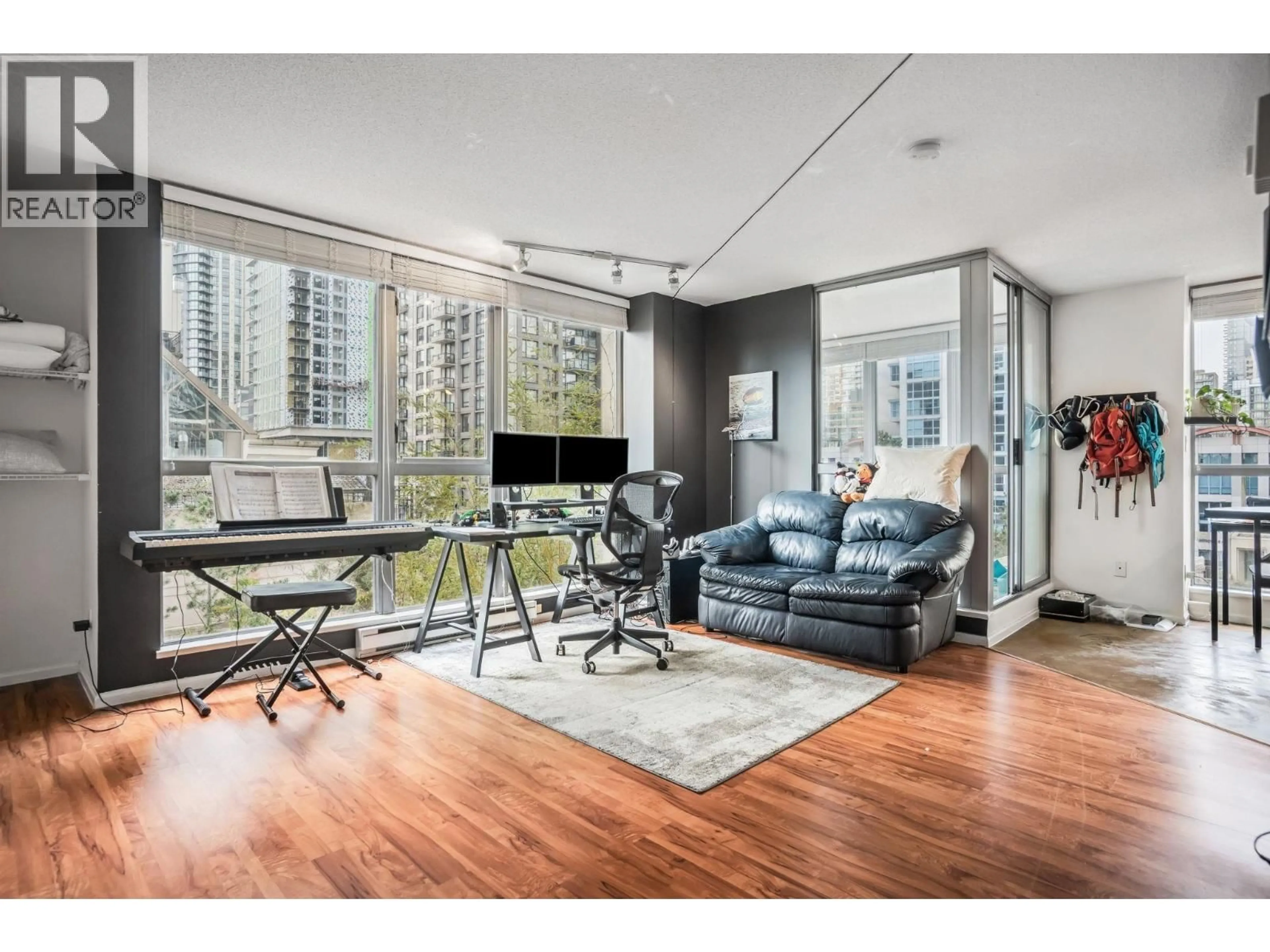 Living room with furniture, wood/laminate floor for 503 - 1238 RICHARDS STREET, Vancouver British Columbia V6B6M6