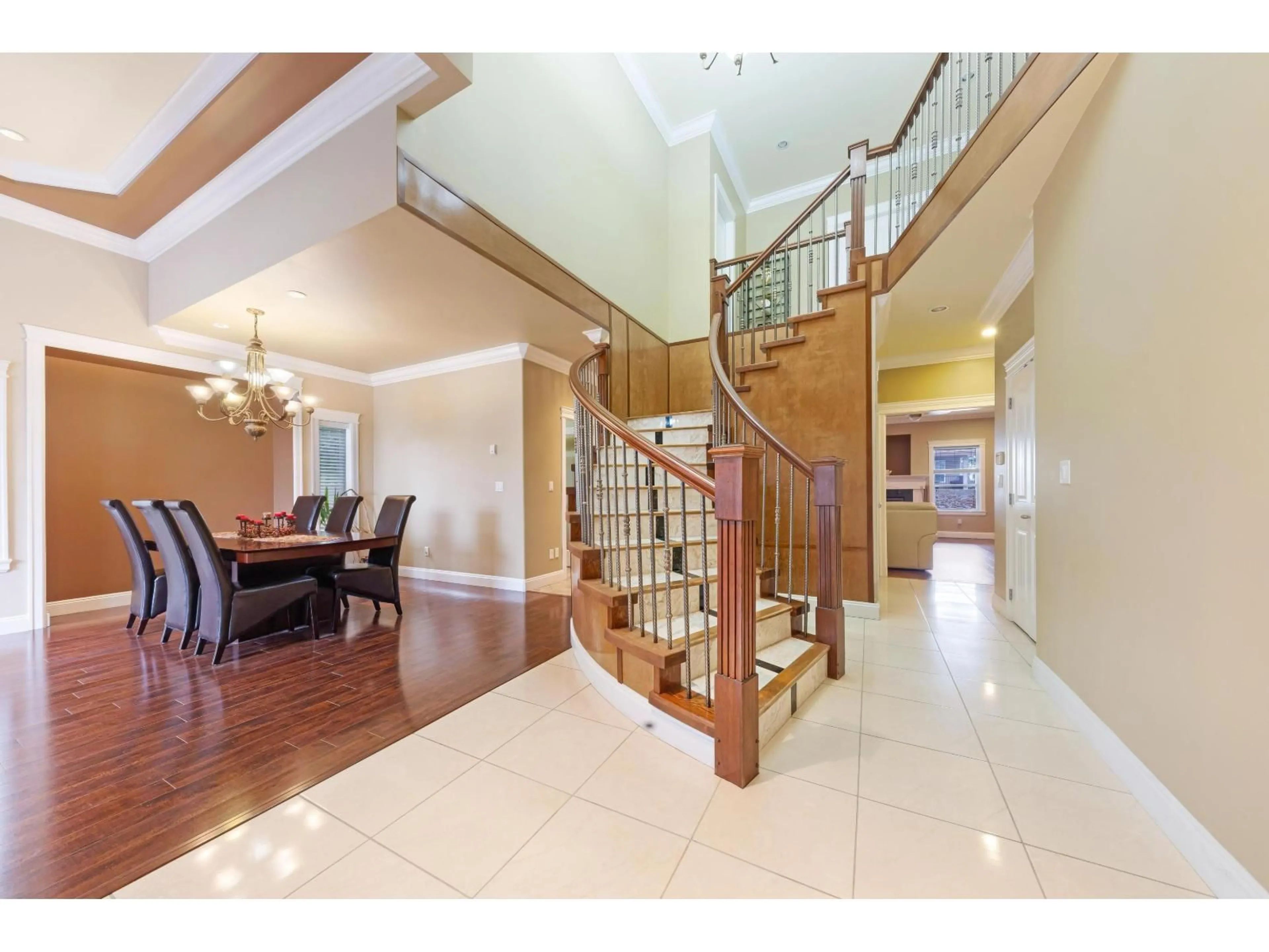 Indoor foyer for 12646 60A AVENUE, Surrey British Columbia V3X0A7