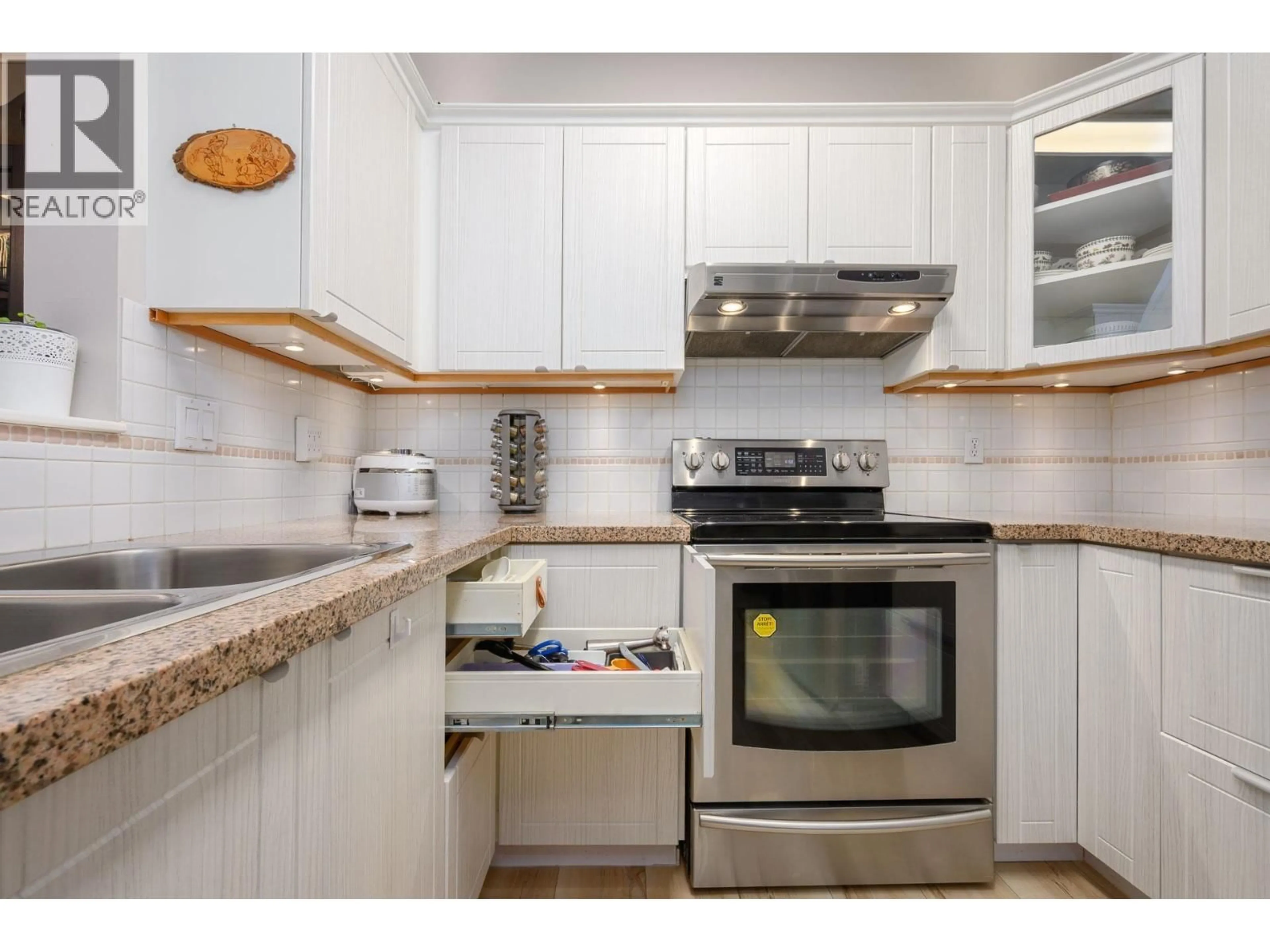 Standard kitchen, unknown for 204 - 2995 PRINCESS CRESCENT, Coquitlam British Columbia V3B7N1