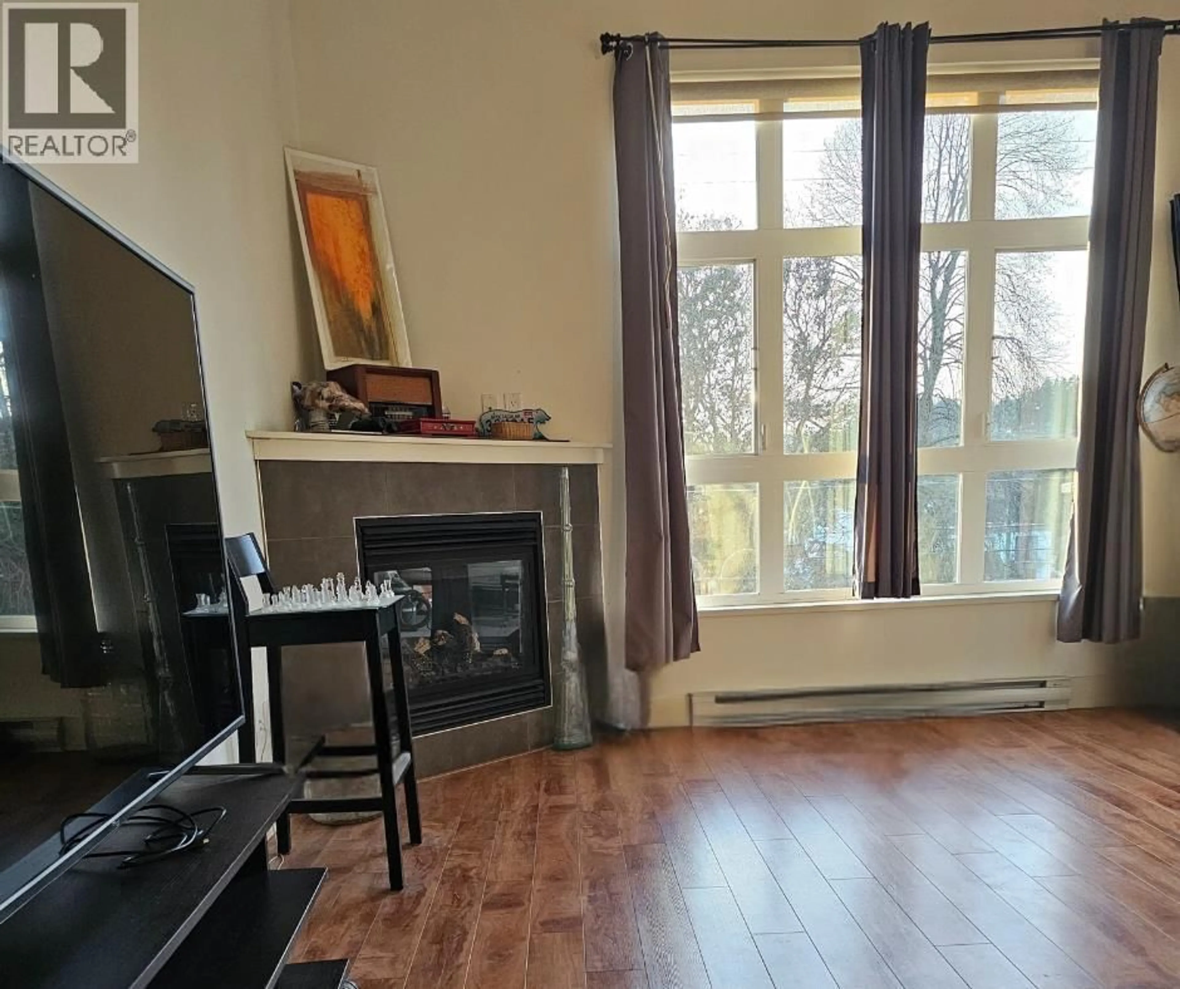 Living room with furniture, unknown for 306 - 5682 WHARF AVENUE, Sechelt British Columbia V7Z0J3