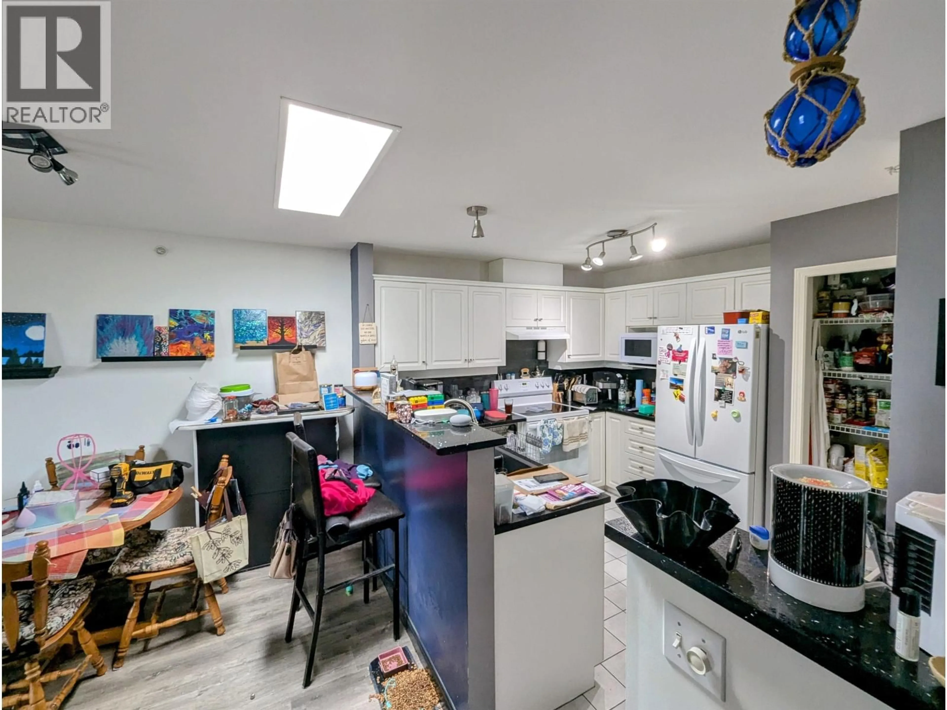 Open concept kitchen, ceramic/tile floor for 322 - 5780 TRAIL AVENUE, Sechelt British Columbia V7Z0K5