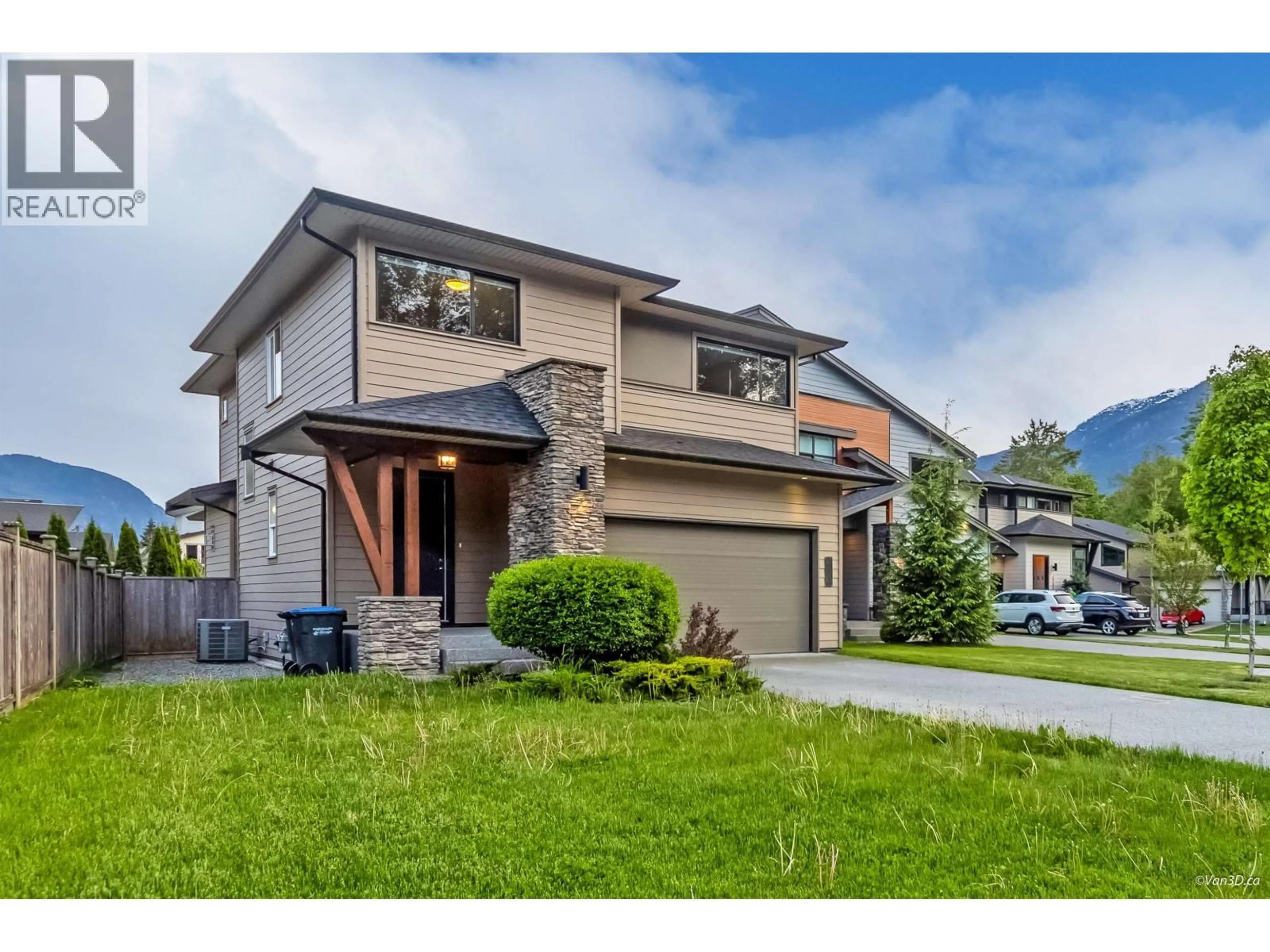 Home with vinyl exterior material, street for 39340 FALCON CRESCENT, Squamish British Columbia V8B0Y9
