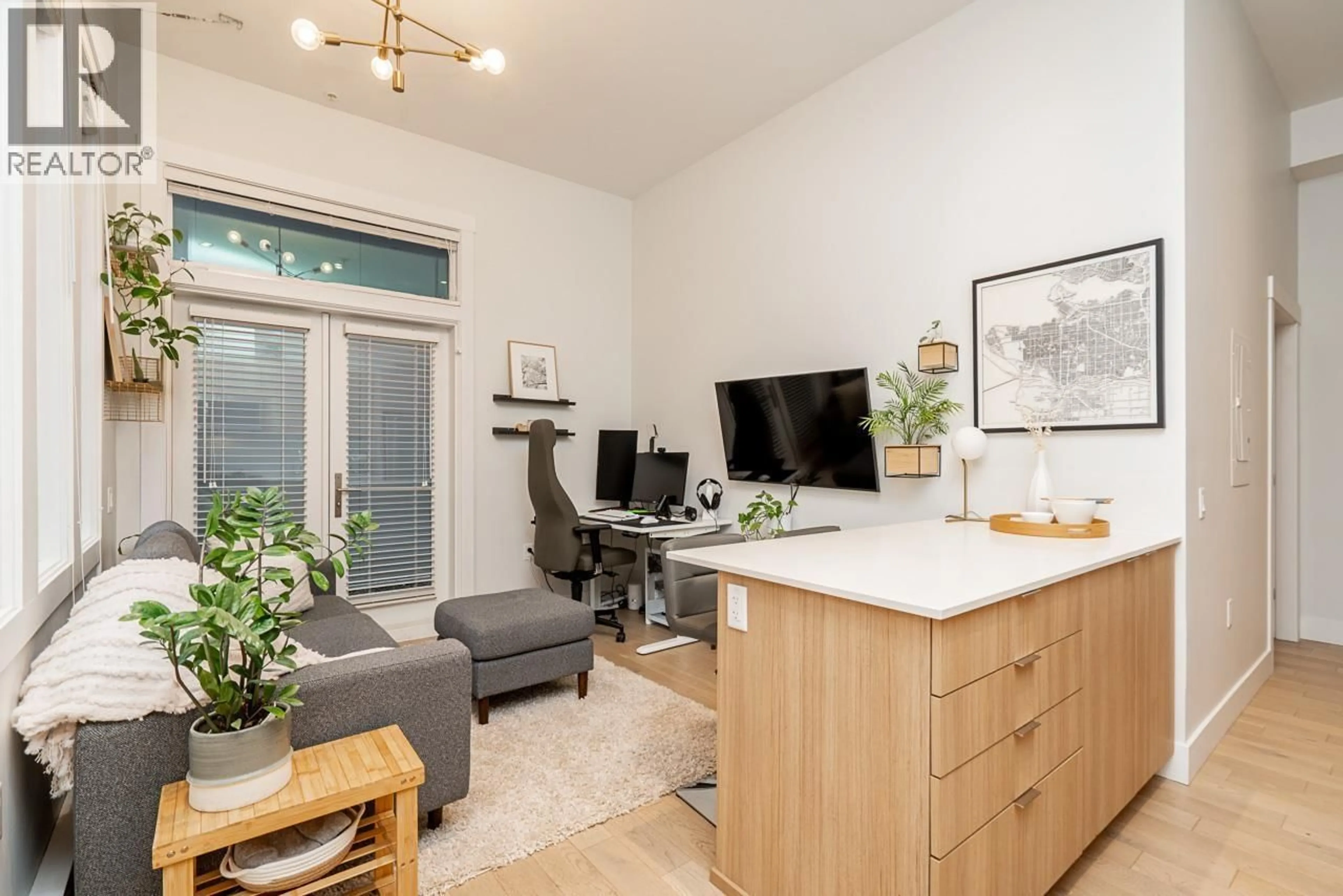 Unknown for 533 16 AVENUE, Vancouver British Columbia V5T2V1