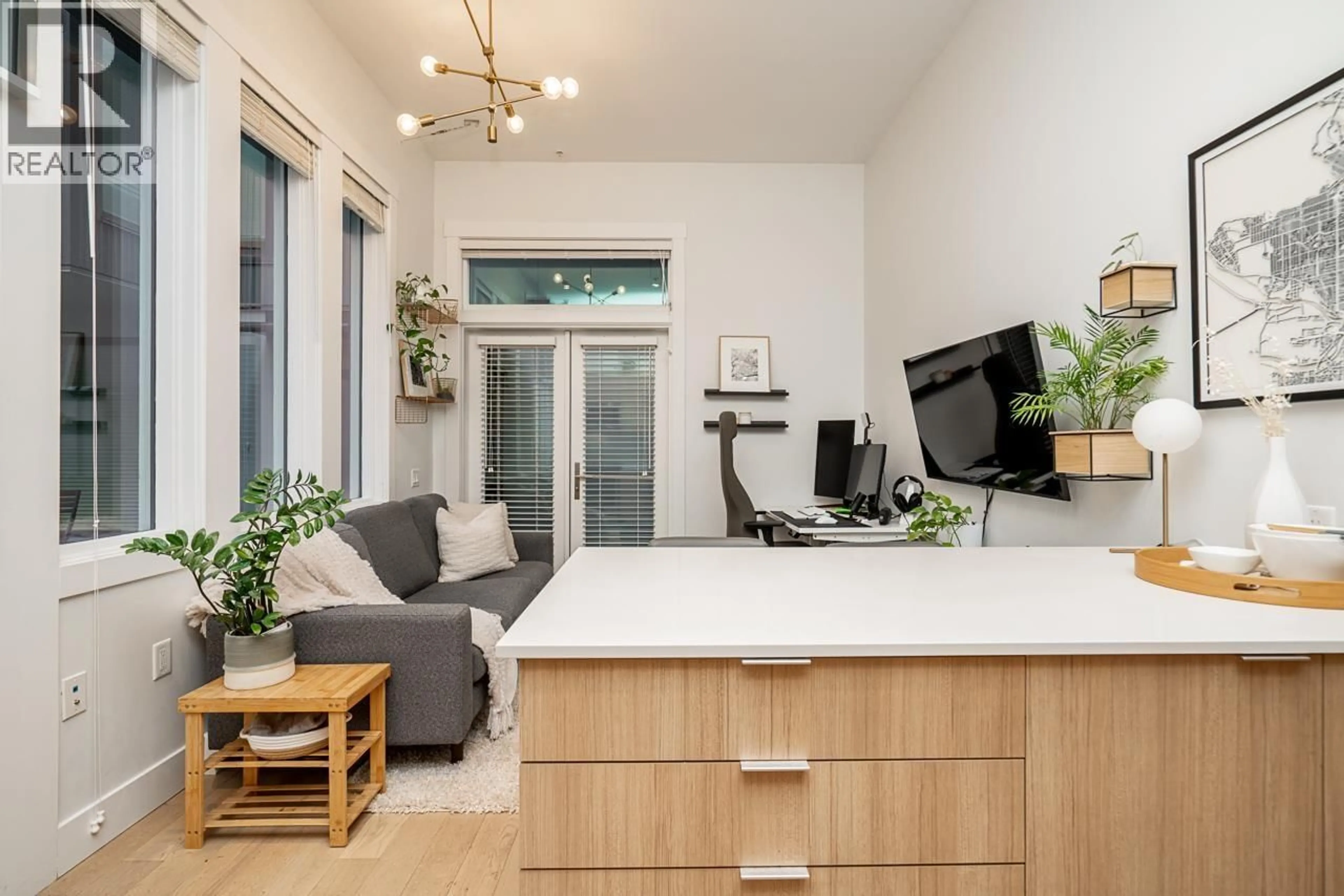 Unknown for 533 16 AVENUE, Vancouver British Columbia V5T2V1