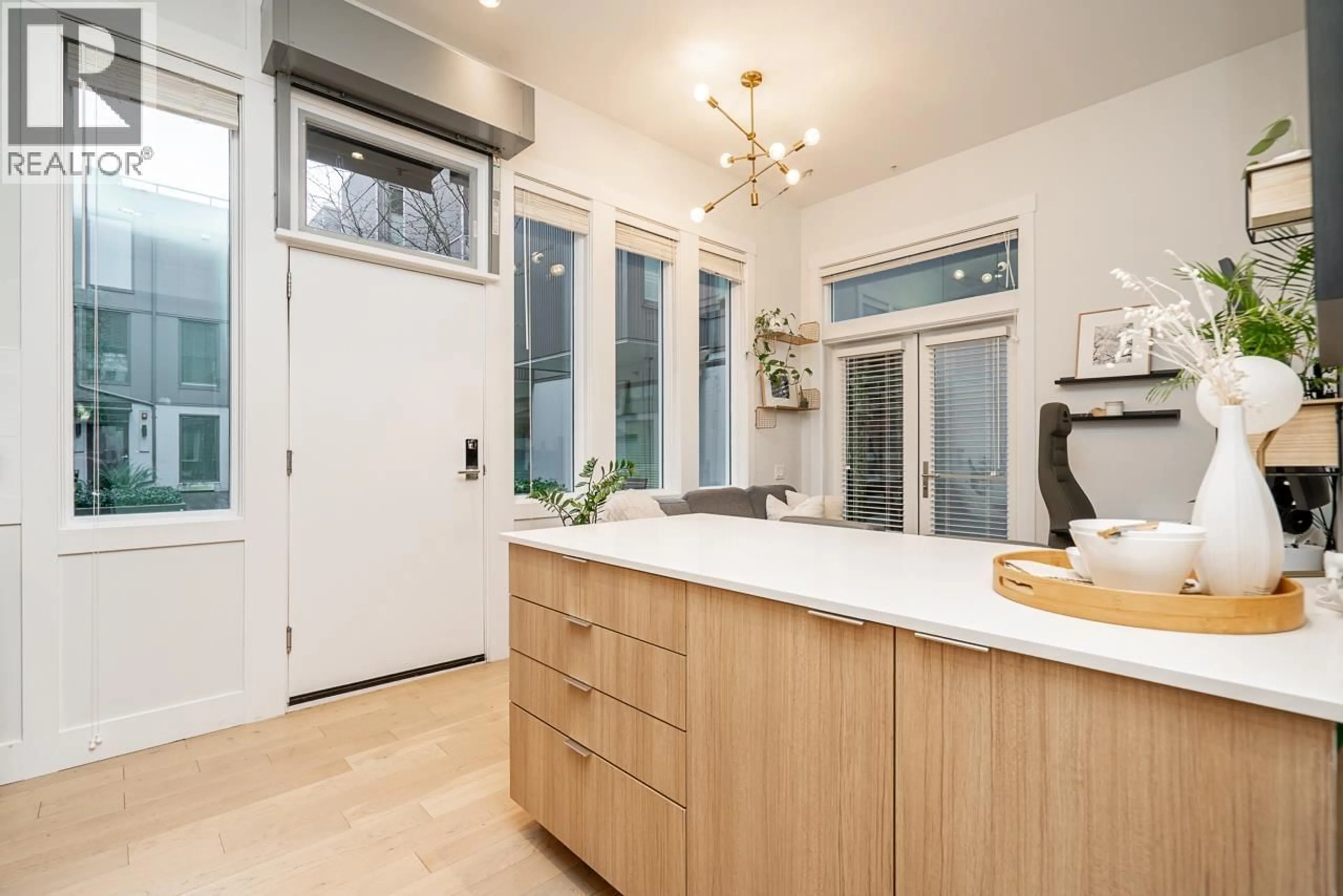 Open concept kitchen, unknown for 533 16 AVENUE, Vancouver British Columbia V5T2V1