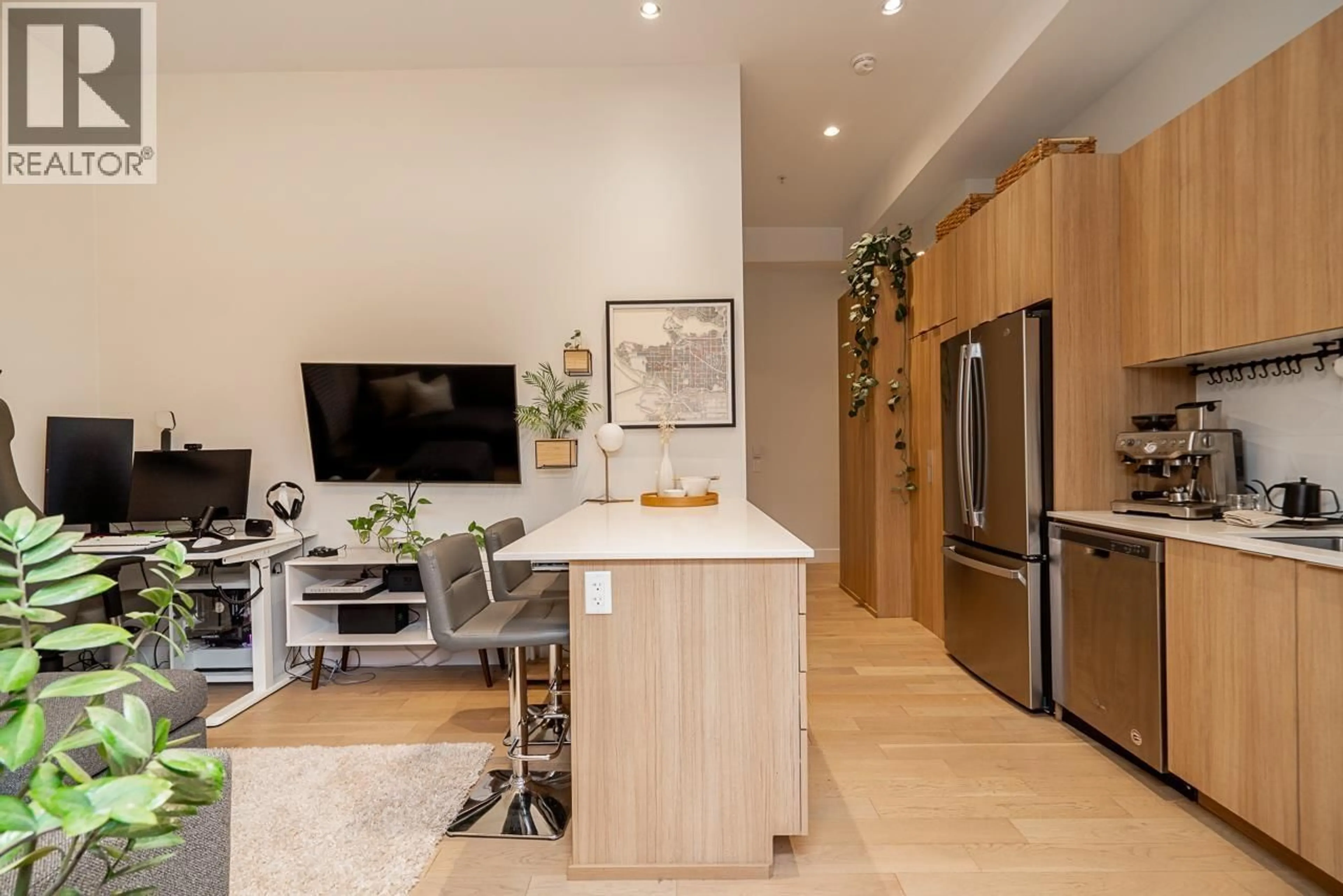 Contemporary kitchen, unknown for 533 16 AVENUE, Vancouver British Columbia V5T2V1