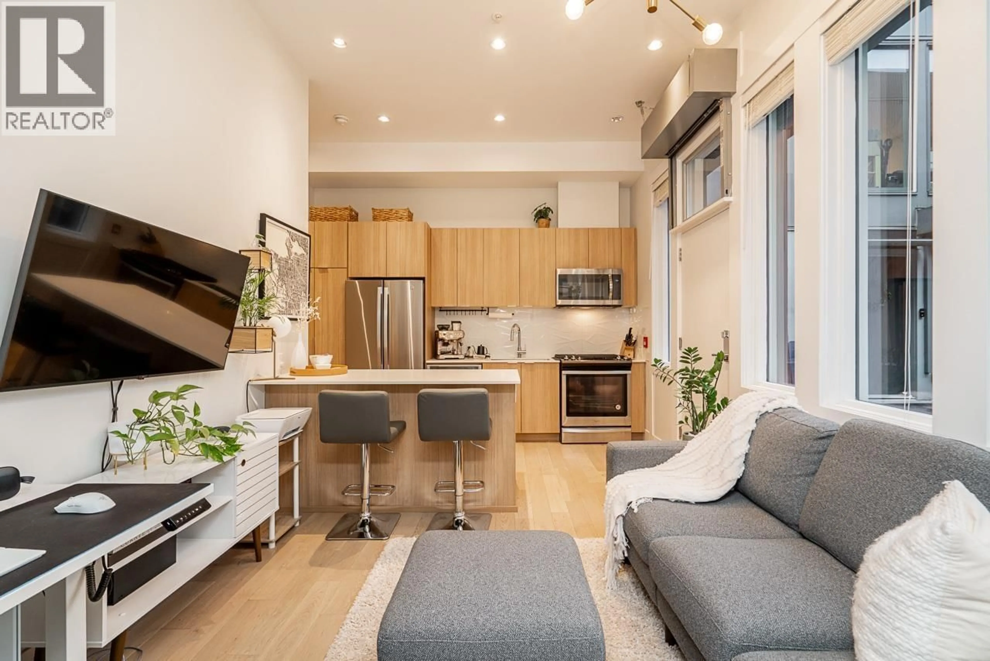 Open concept kitchen, wood/laminate floor for 533 16 AVENUE, Vancouver British Columbia V5T2V1