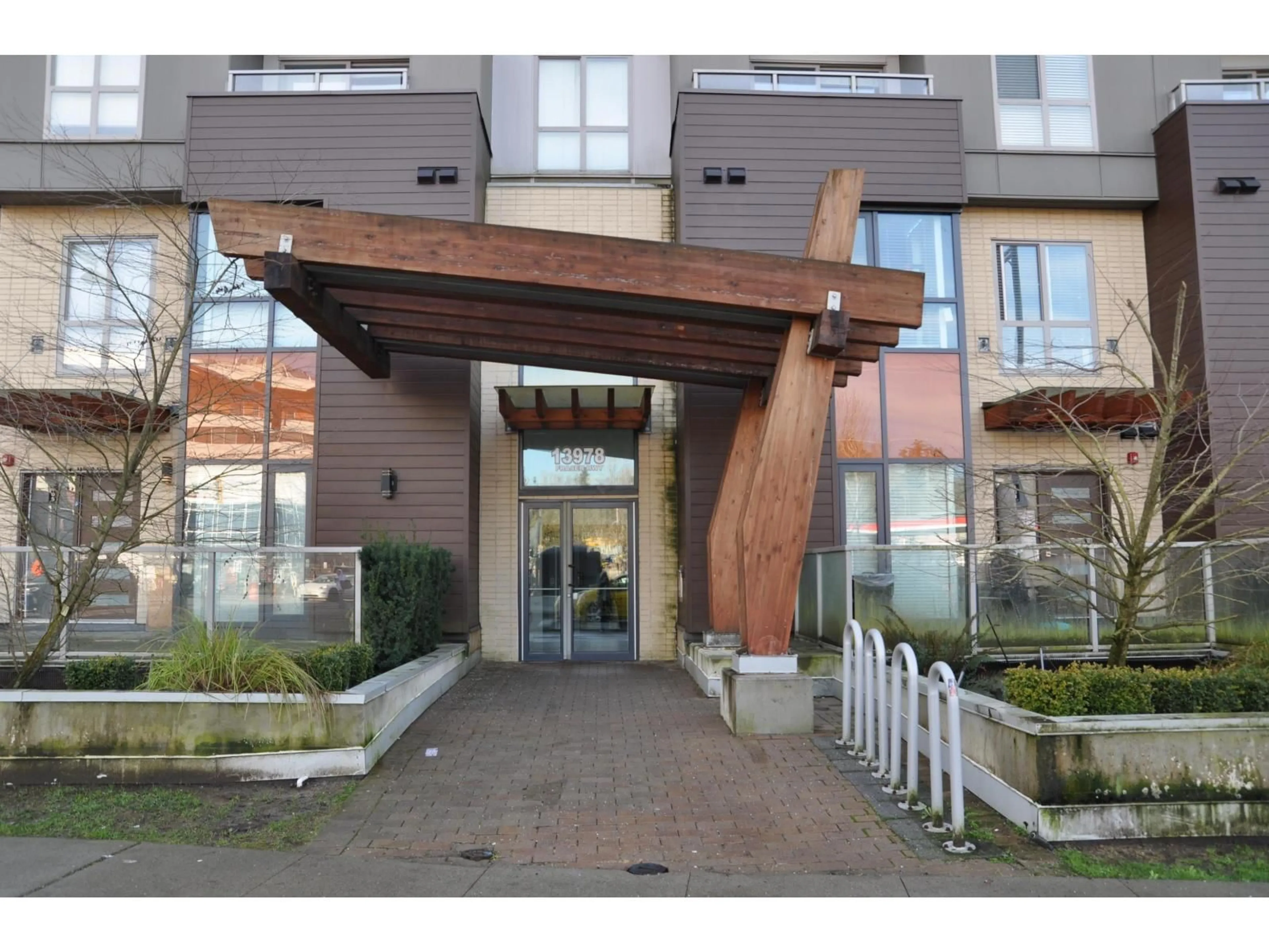 Indoor foyer for 506 - 13978 FRASER HIGHWAY, Surrey British Columbia V3T9P2