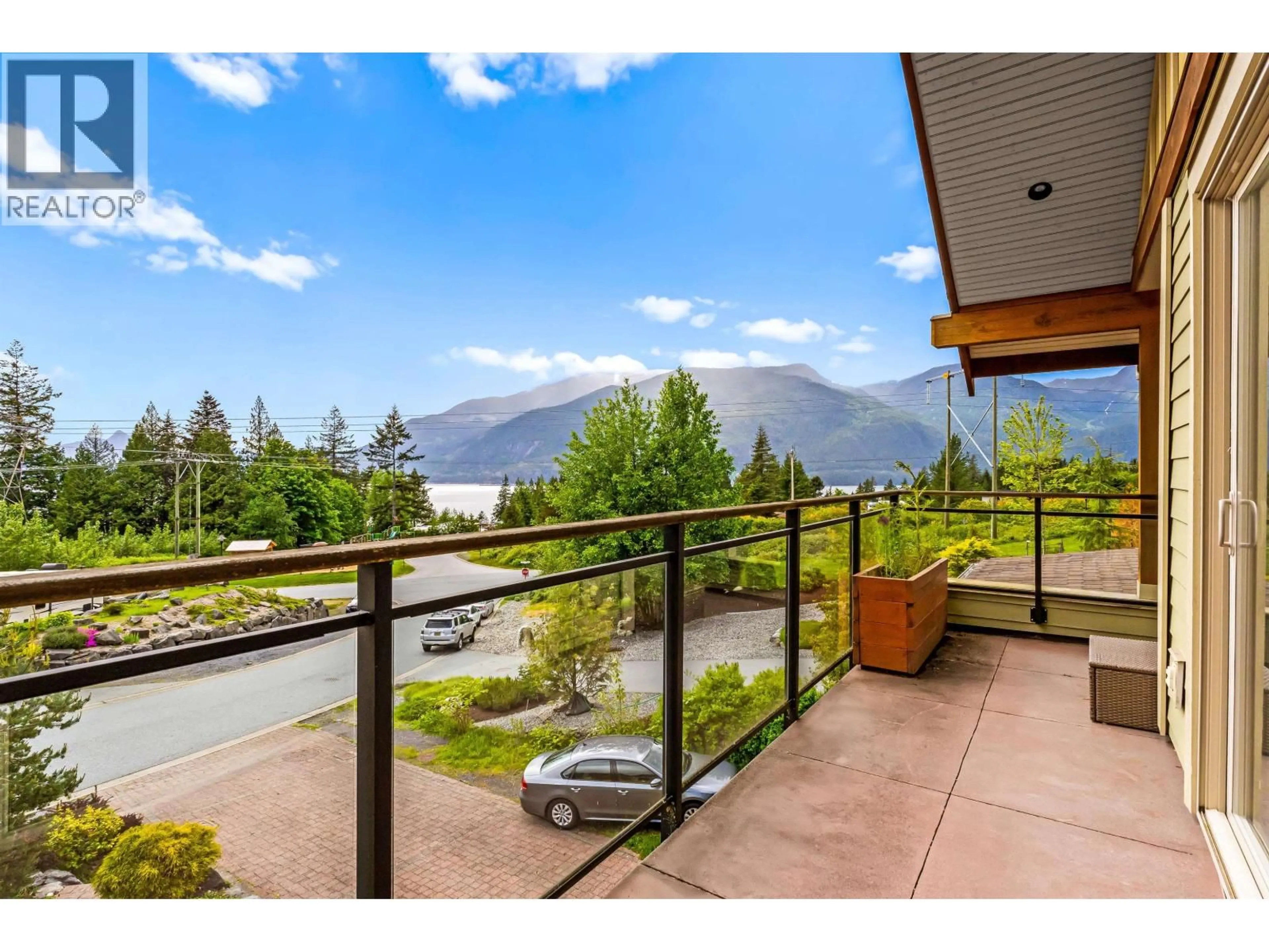 Patio, mountain view for 915 THISTLE PLACE, Britannia Beach British Columbia V0N1J0