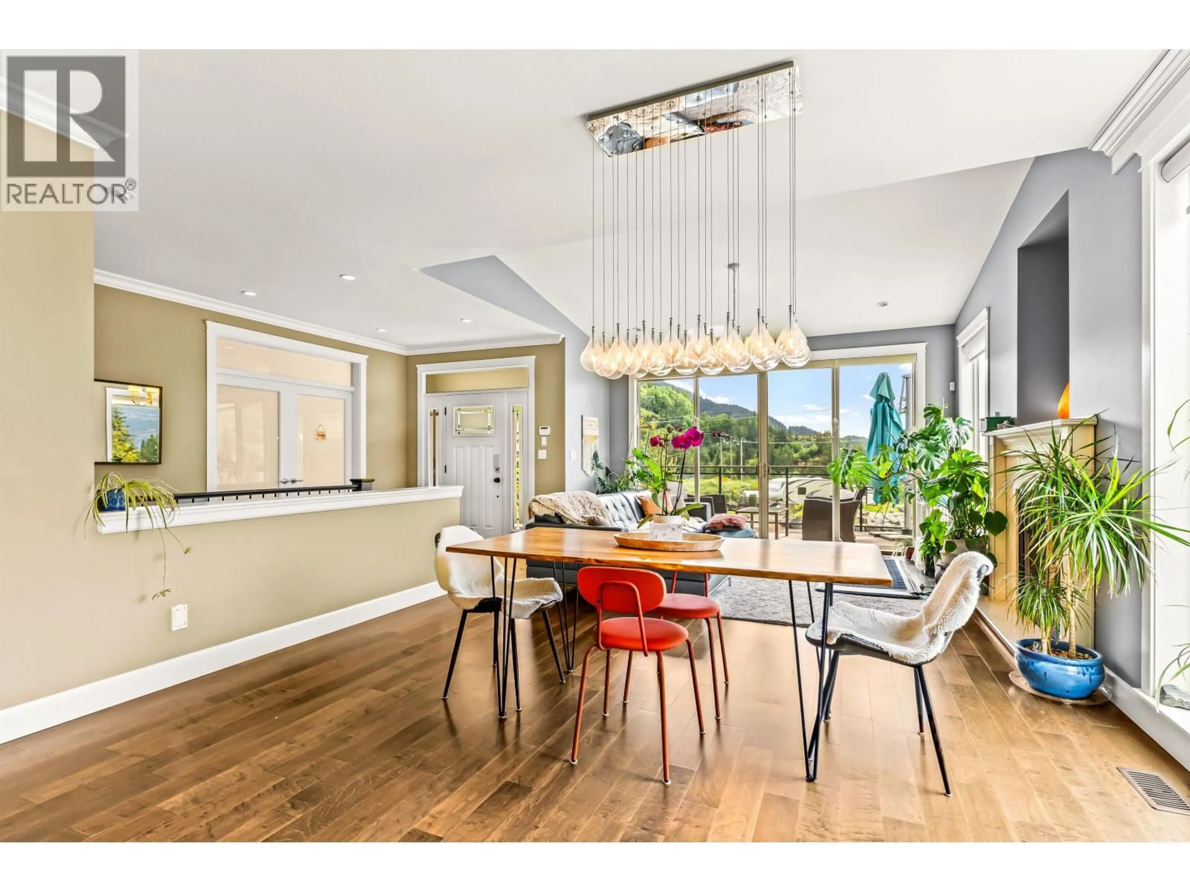 Dining room, wood/laminate floor for 915 THISTLE PLACE, Britannia Beach British Columbia V0N1J0