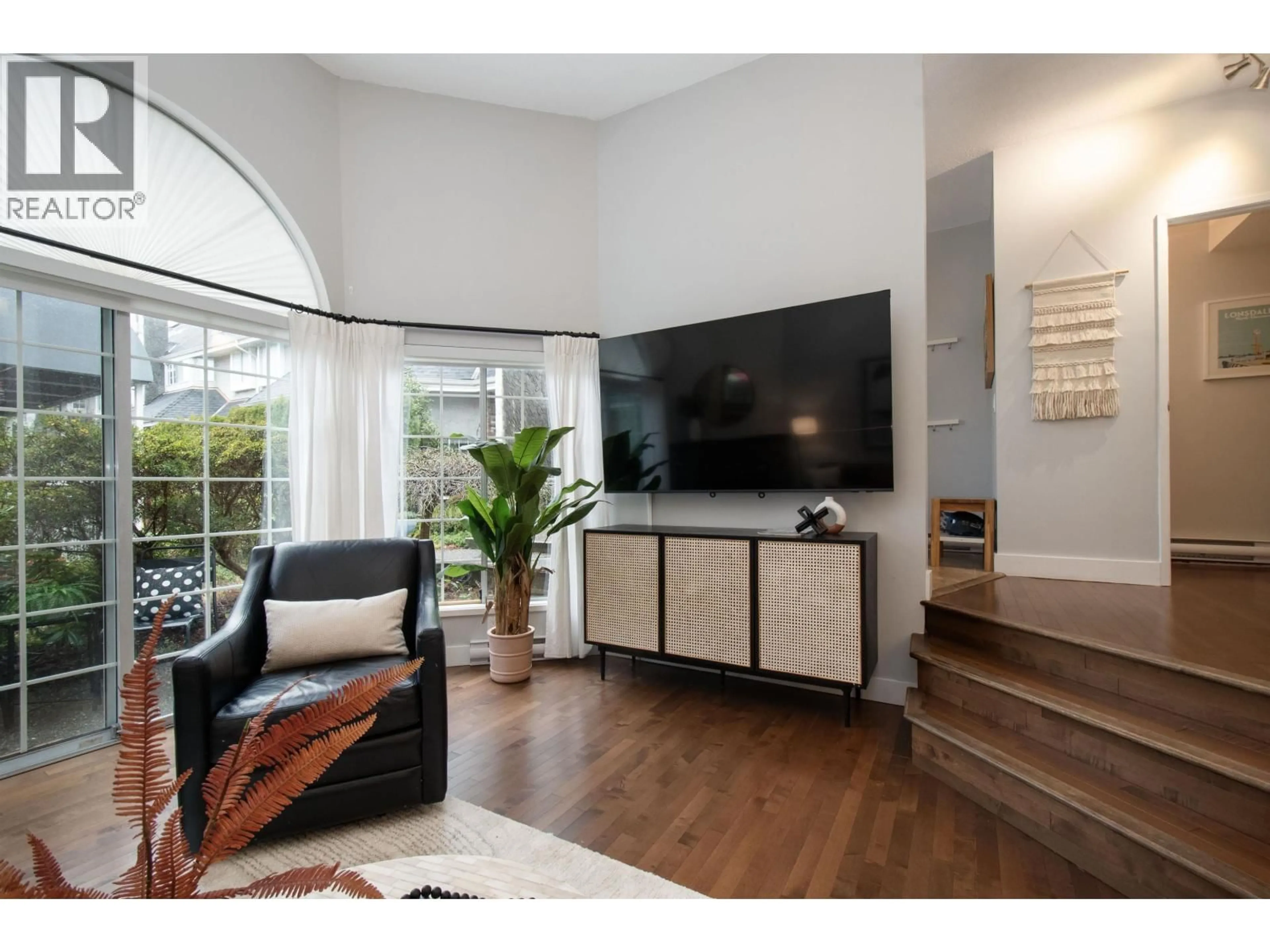 Living room with furniture, unknown for 118 - 216 6TH STREET, North Vancouver British Columbia V7L1P5