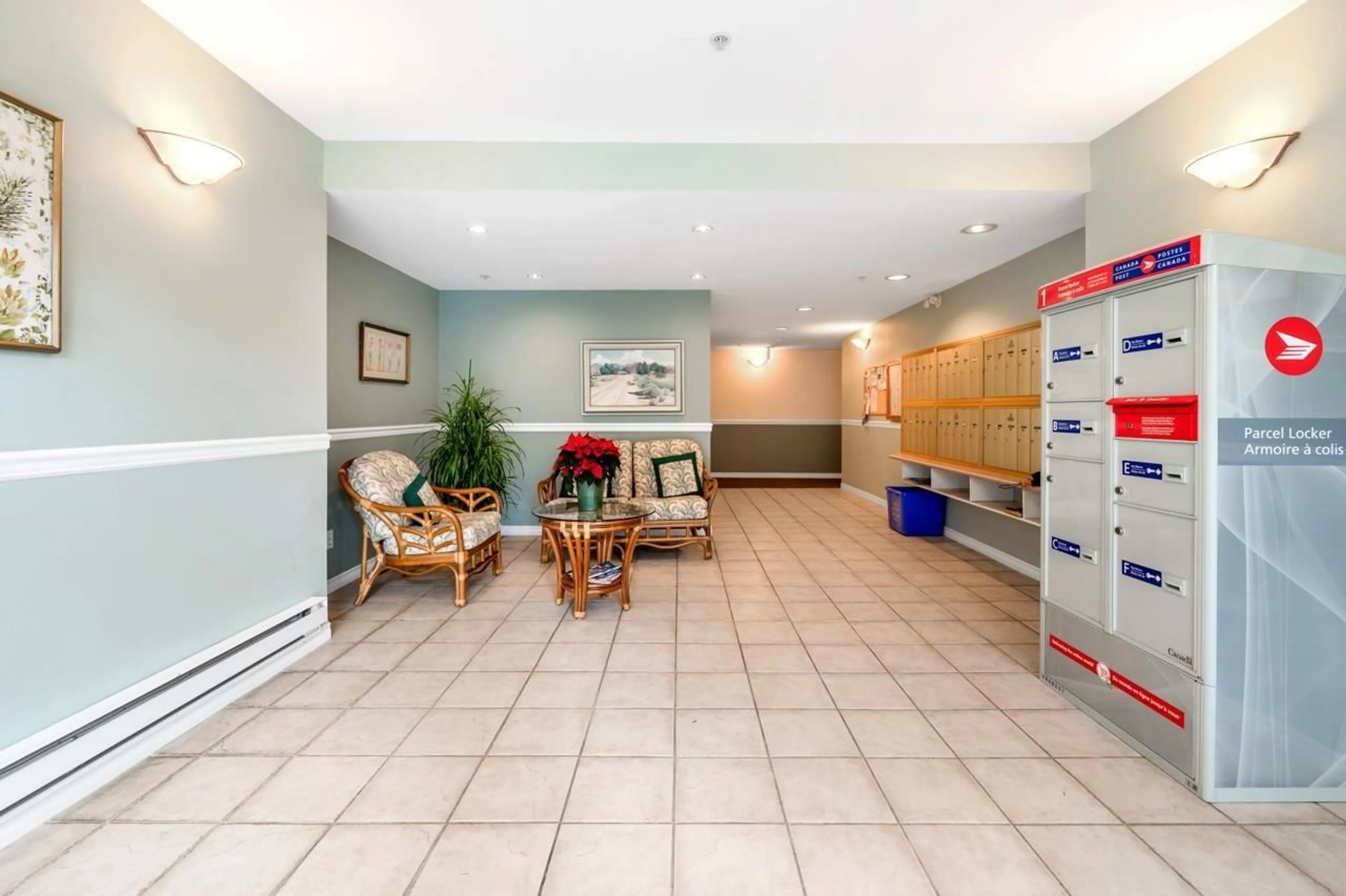 Indoor foyer for 302 - 15325 17 AVENUE, Surrey British Columbia V4A1T8