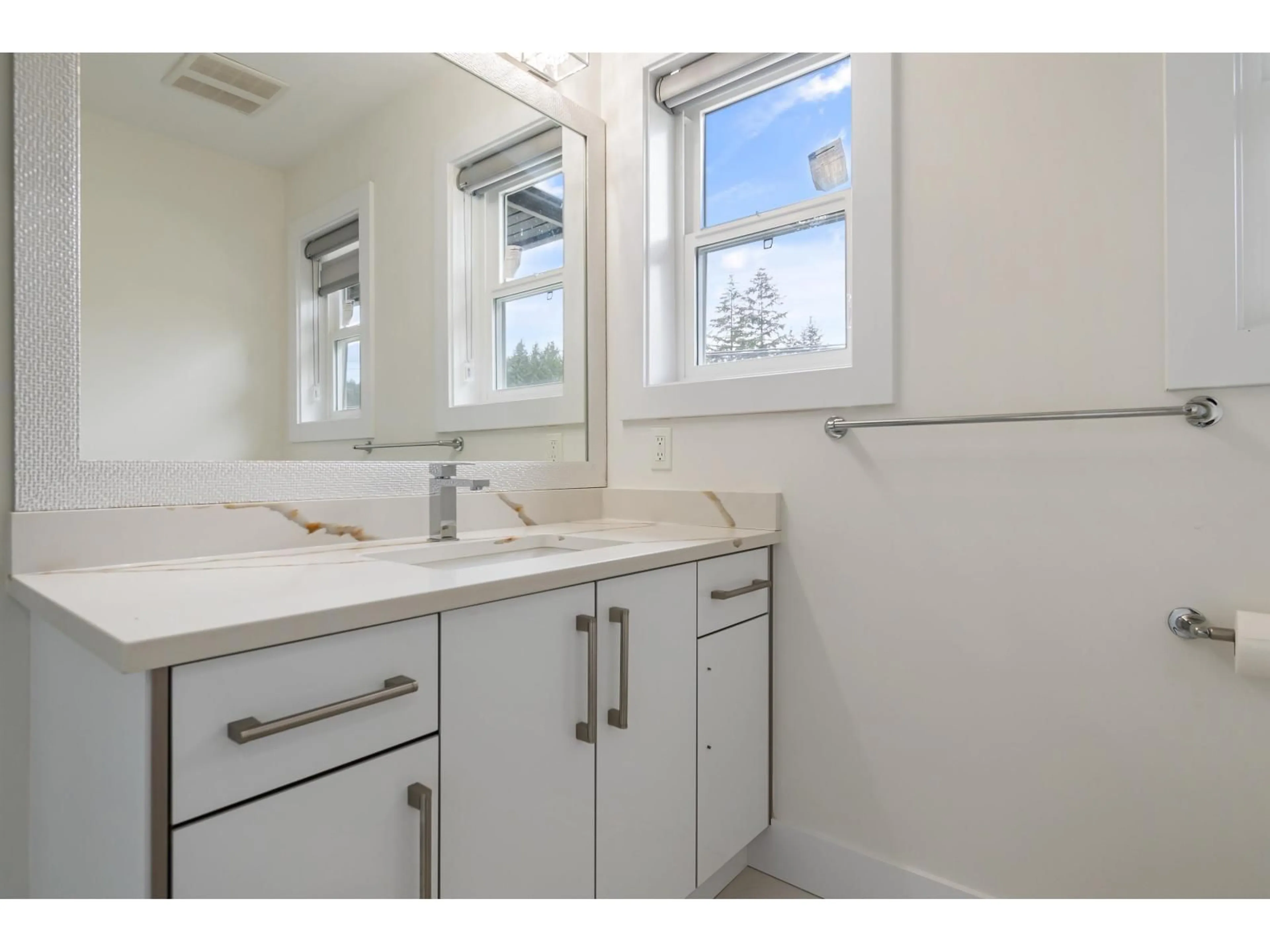 Standard bathroom, ceramic/tile floor for 2 - 21088 LAKEVIEW CRESCENT, Hope British Columbia V0X1L1