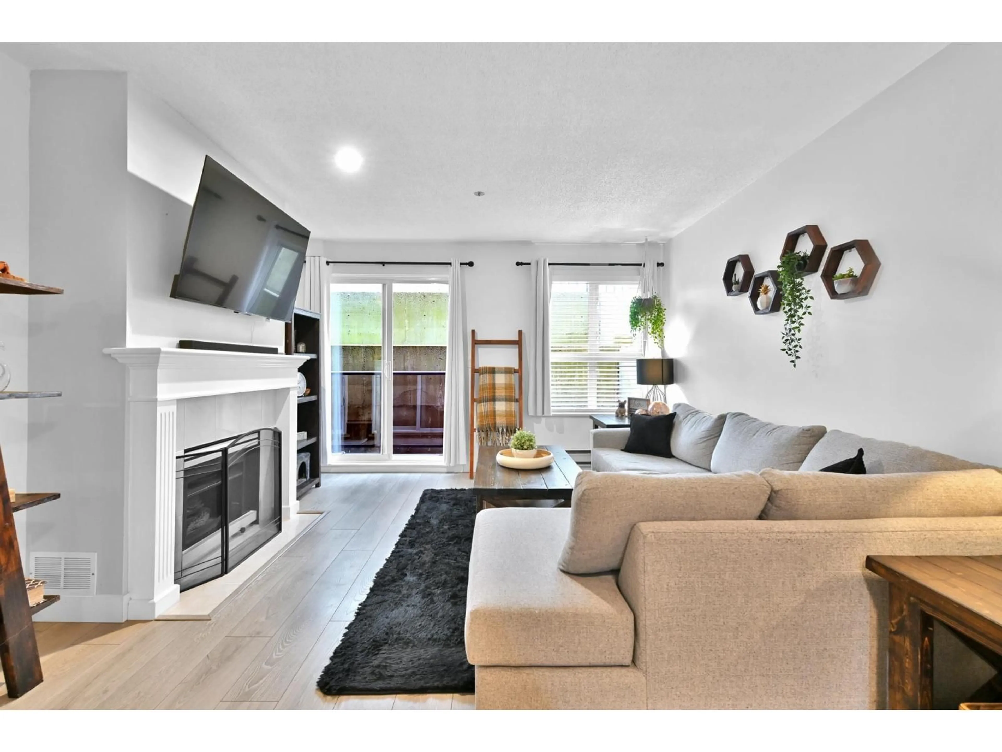 Living room with furniture, wood/laminate floor for 203 - 33165 2 AVENUE, Mission British Columbia V2V6T8