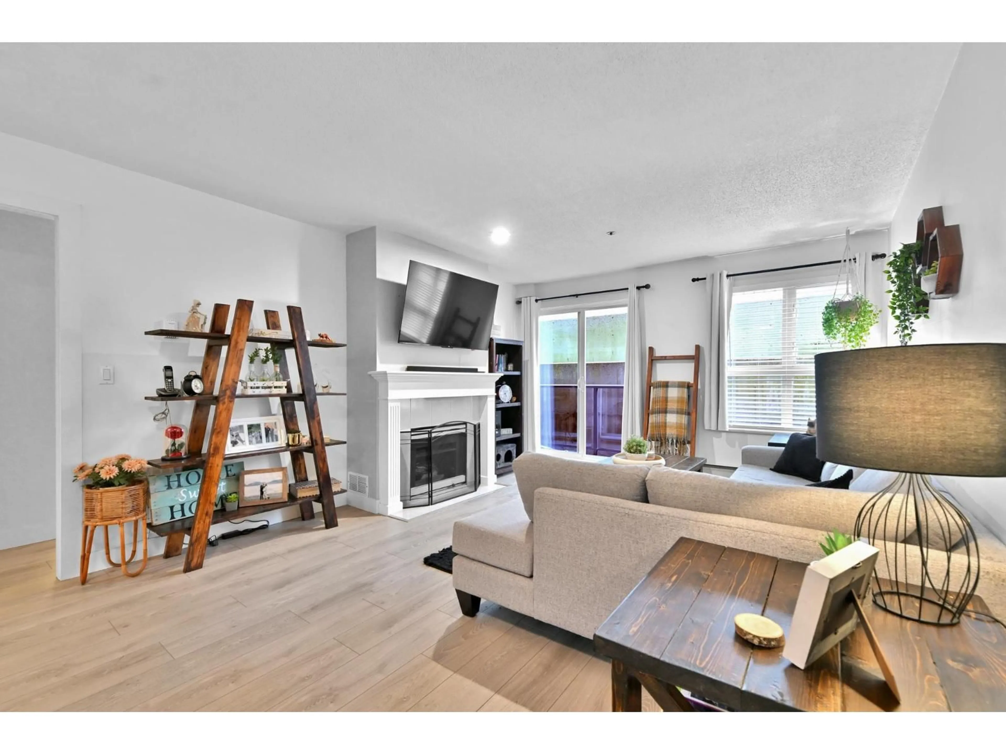 Living room with furniture, wood/laminate floor for 203 - 33165 2 AVENUE, Mission British Columbia V2V6T8