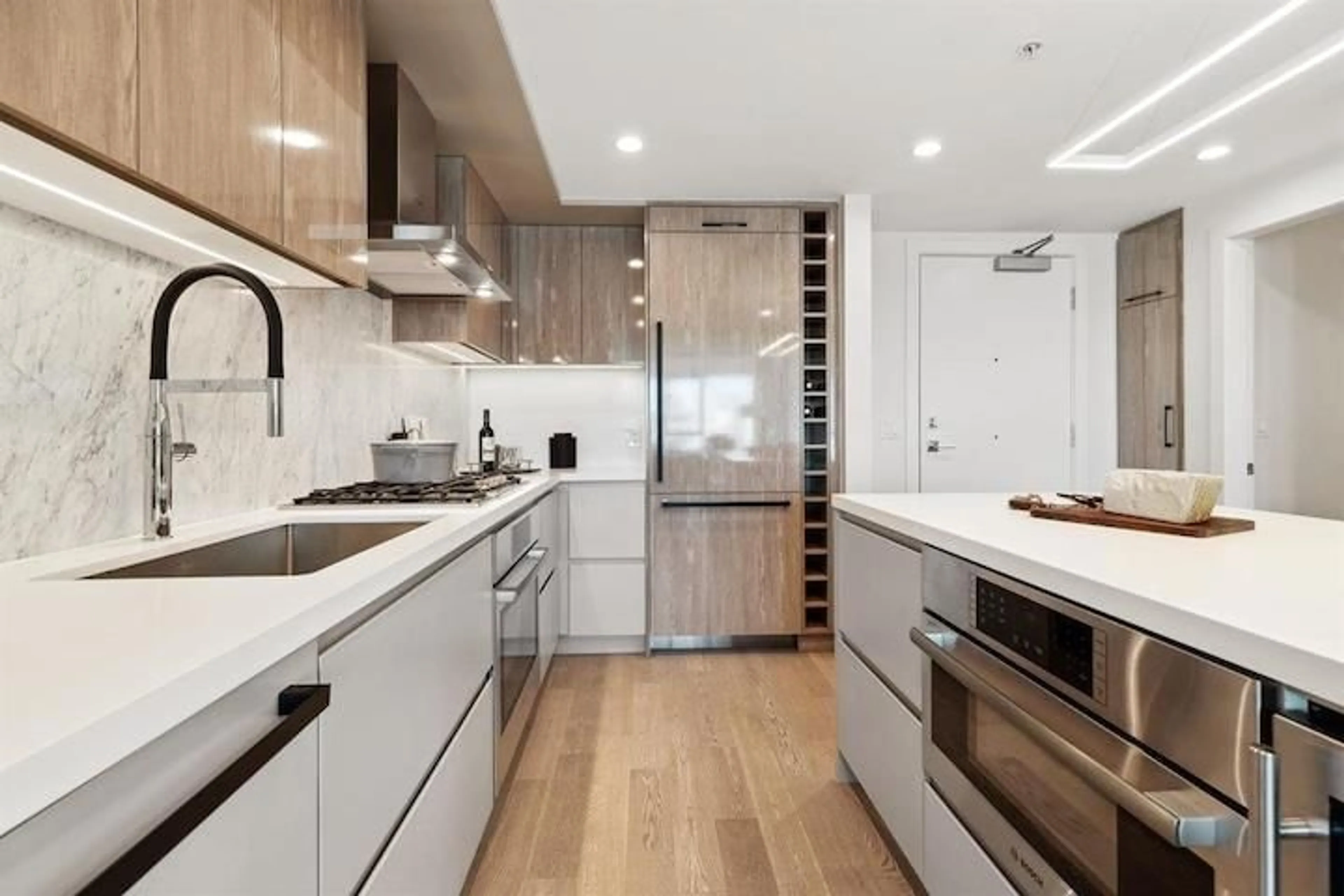 Contemporary kitchen, unknown for 711 - 1526 FINLAY STREET, White Rock British Columbia V4B4L9