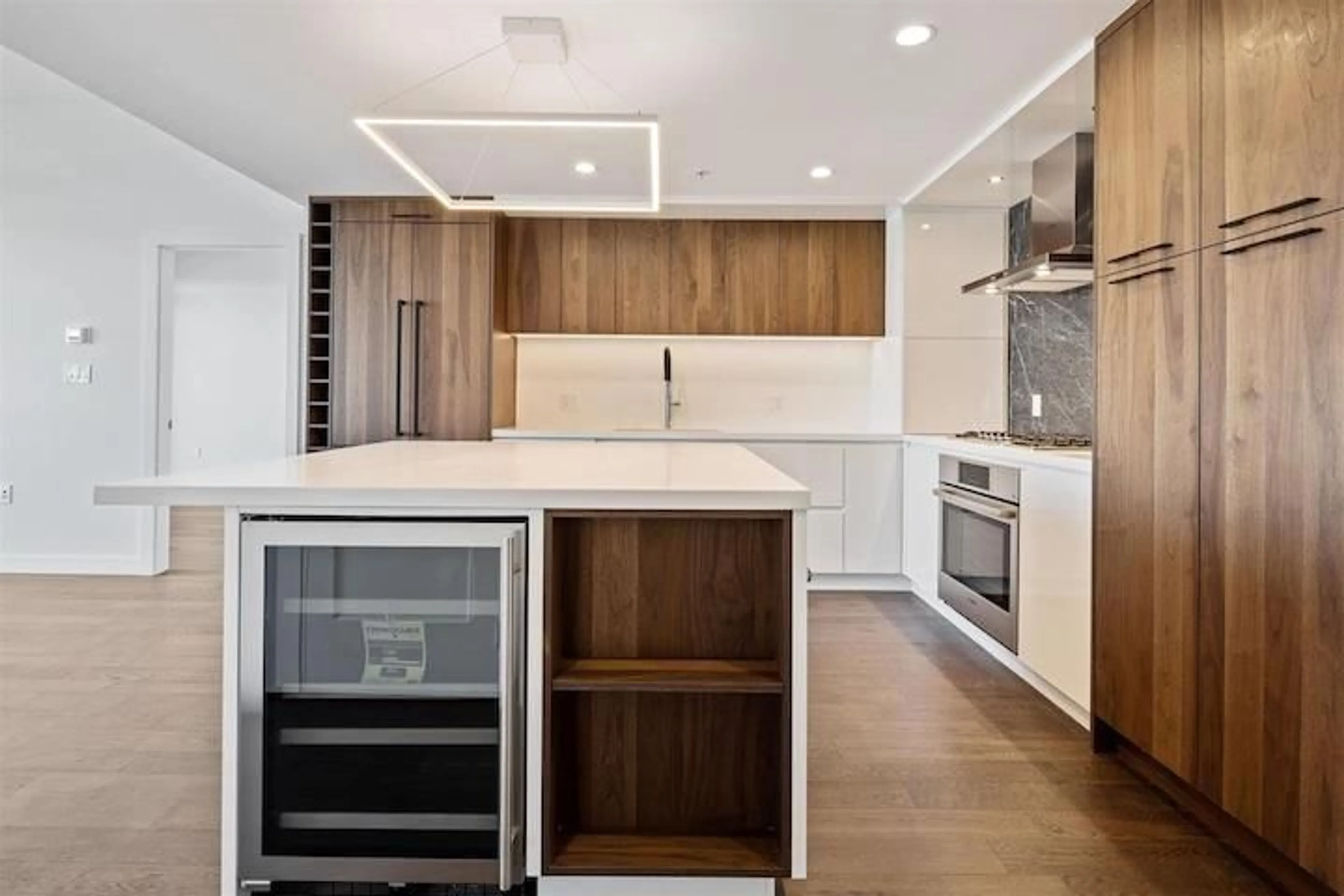 Contemporary kitchen, unknown for 807 - 1526 FINLAY STREET, White Rock British Columbia V4B4L9