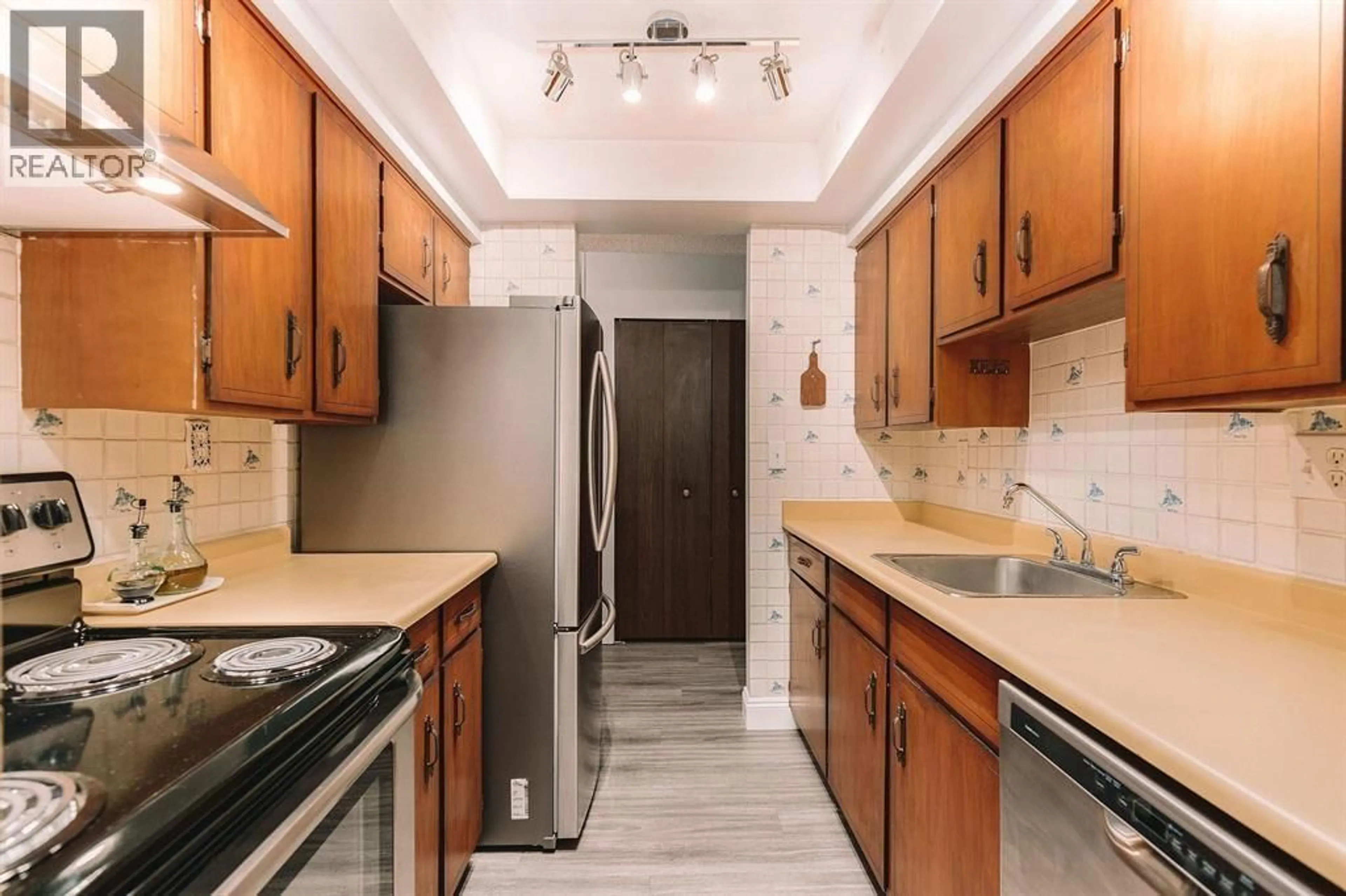 Standard kitchen, unknown for 206 - 410 AGNES STREET, New Westminster British Columbia V3L1G1