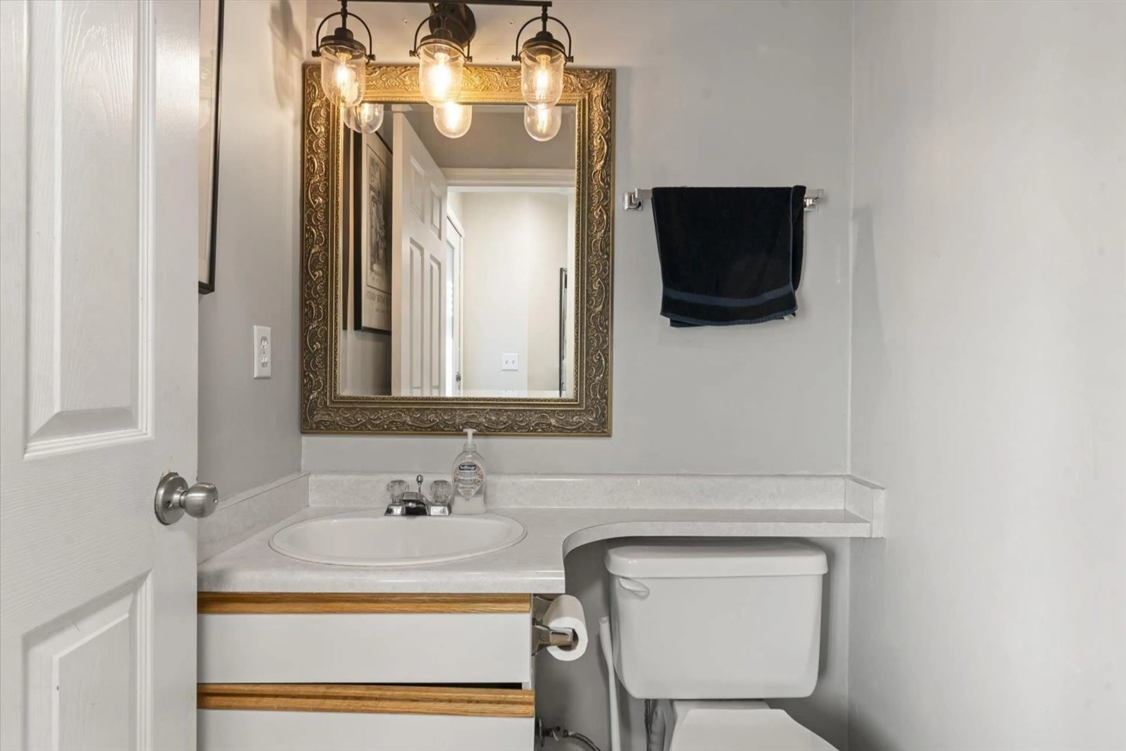 Standard bathroom, ceramic/tile floor for 1 - 5536 VEDDER ROAD, Chilliwack British Columbia V2R3X5