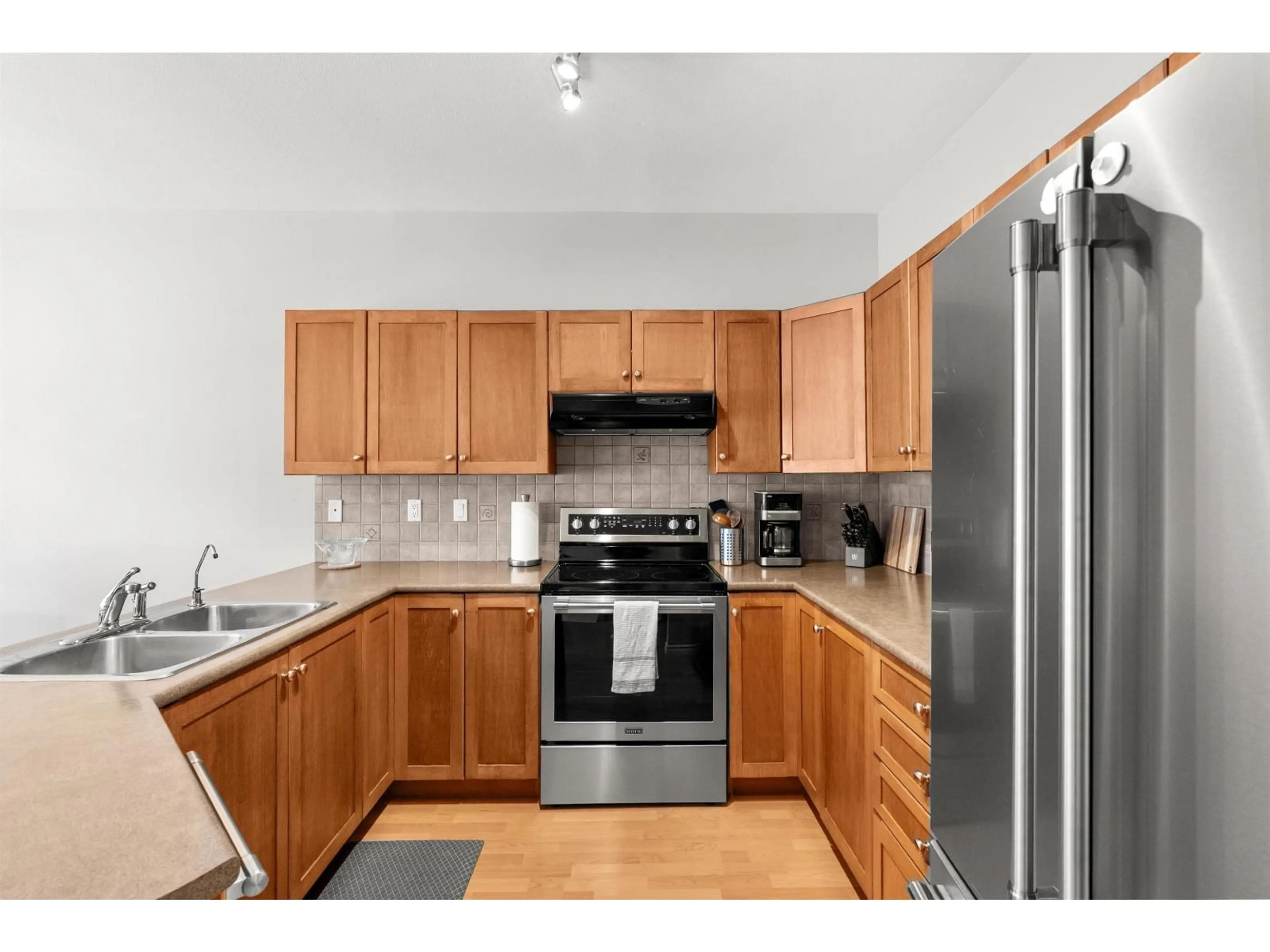 Standard kitchen, unknown for 33 - 6588 188 STREET, Surrey British Columbia V3S1Z6