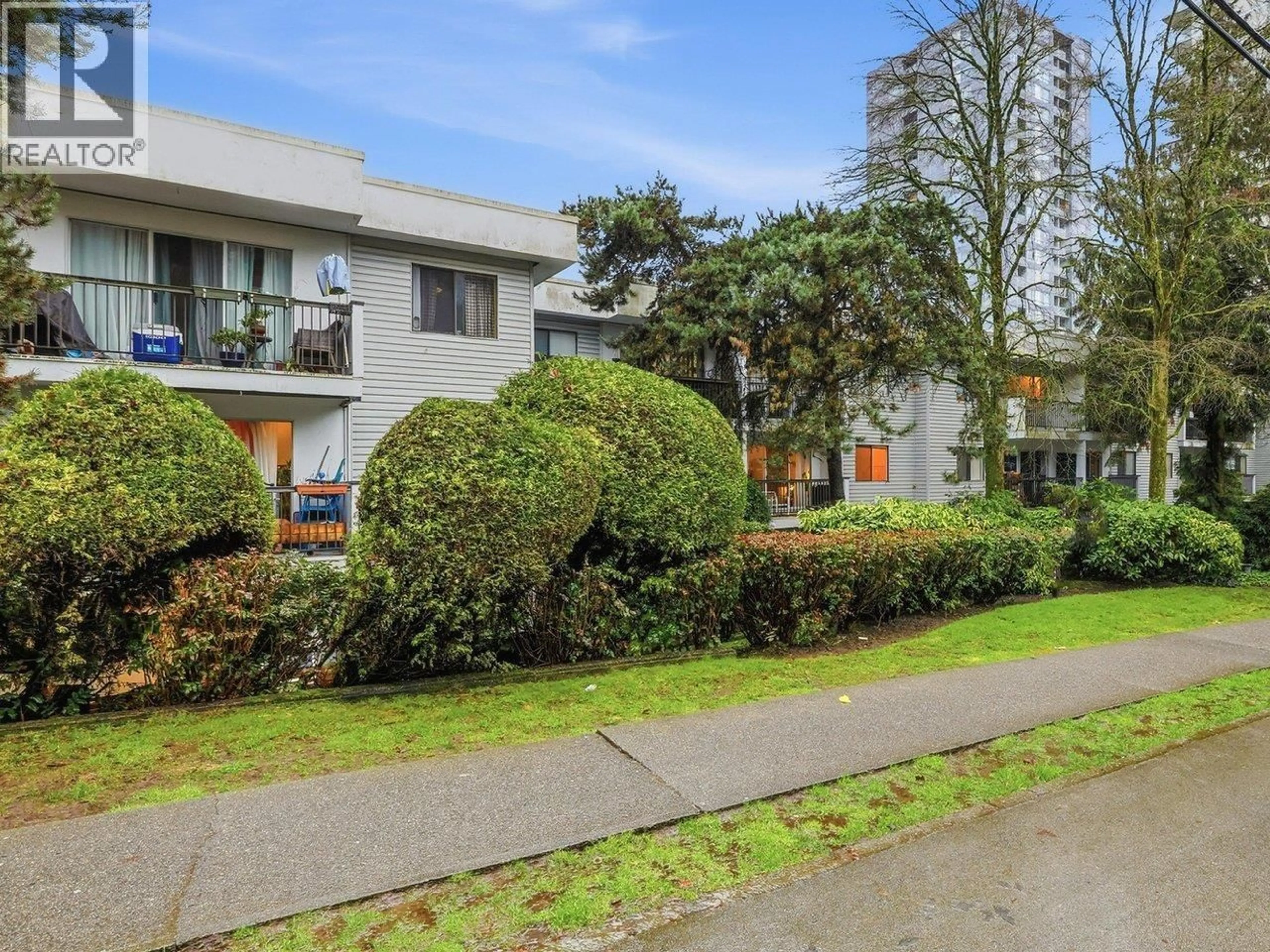 A pic from outside/outdoor area/front of a property/back of a property/a pic from drone, street for 306 - 428 AGNES STREET, New Westminster British Columbia V3L1G1